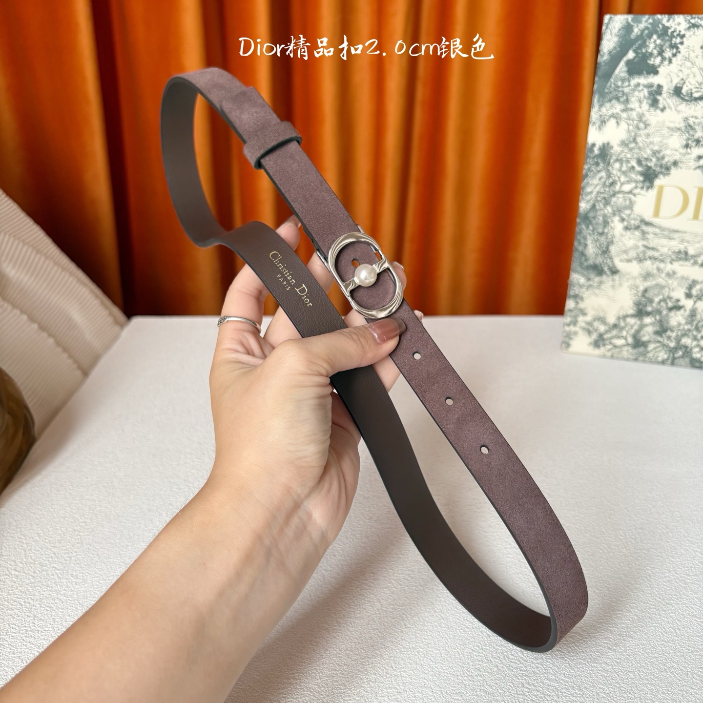 Dior新款腰带，采用精致头层皮制作，手感柔软，舒适细腻，精品珍珠扣，精致优雅，时尚大方。宽2.0cm