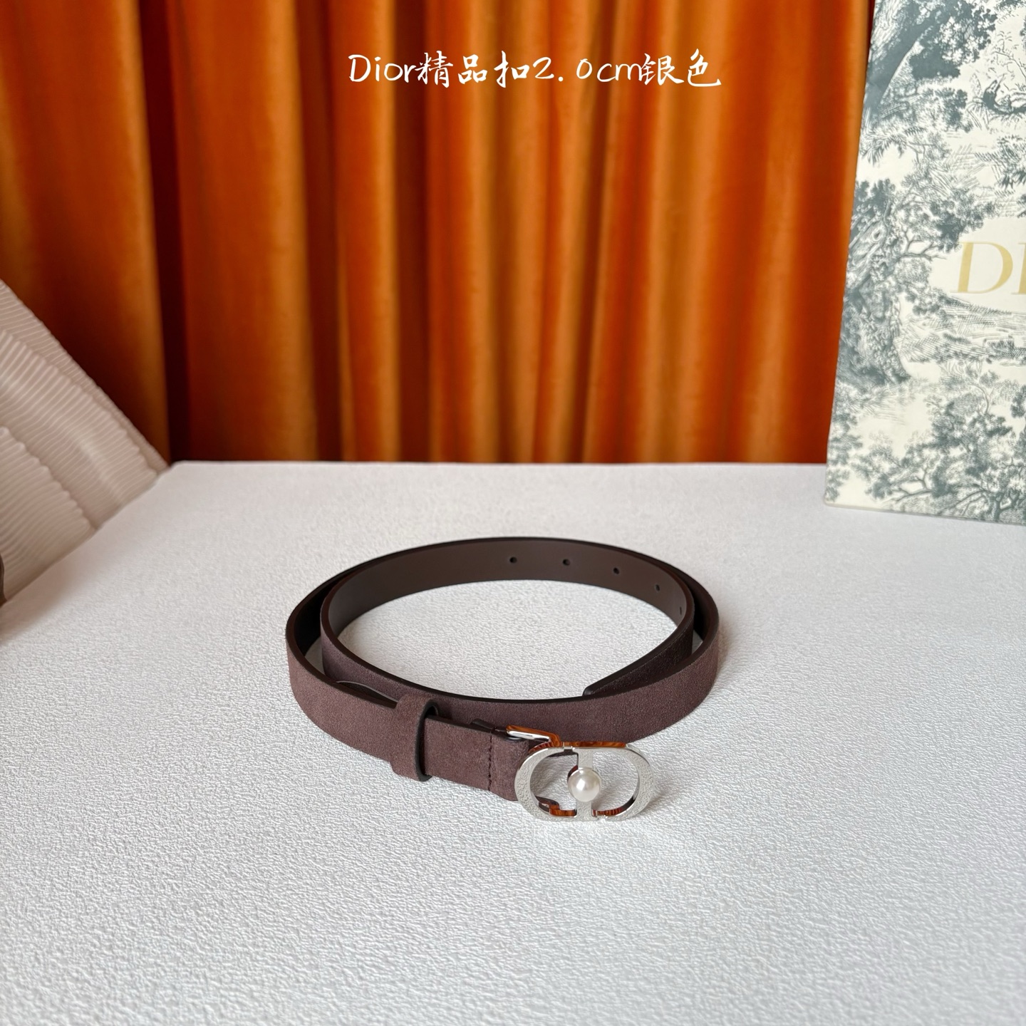 Dior新款腰带，采用精致头层皮制作，手感柔软，舒适细腻，精品珍珠扣，精致优雅，时尚大方。宽2.0cm
