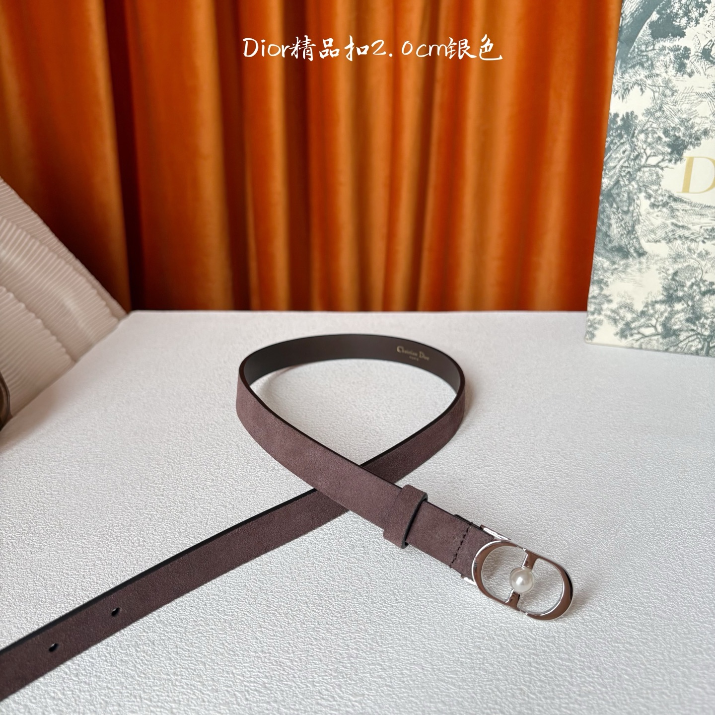 Dior新款腰带，采用精致头层皮制作，手感柔软，舒适细腻，精品珍珠扣，精致优雅，时尚大方。宽2.0cm
