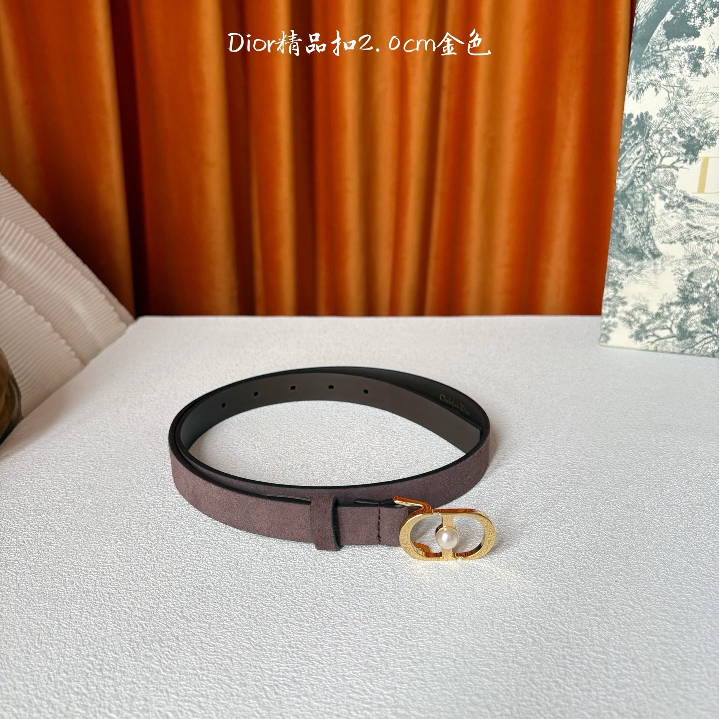 Dior新款腰带，采用精致头层皮制作，手感柔软，舒适细腻，精品珍珠扣，精致优雅，时尚大方。宽2.0cm