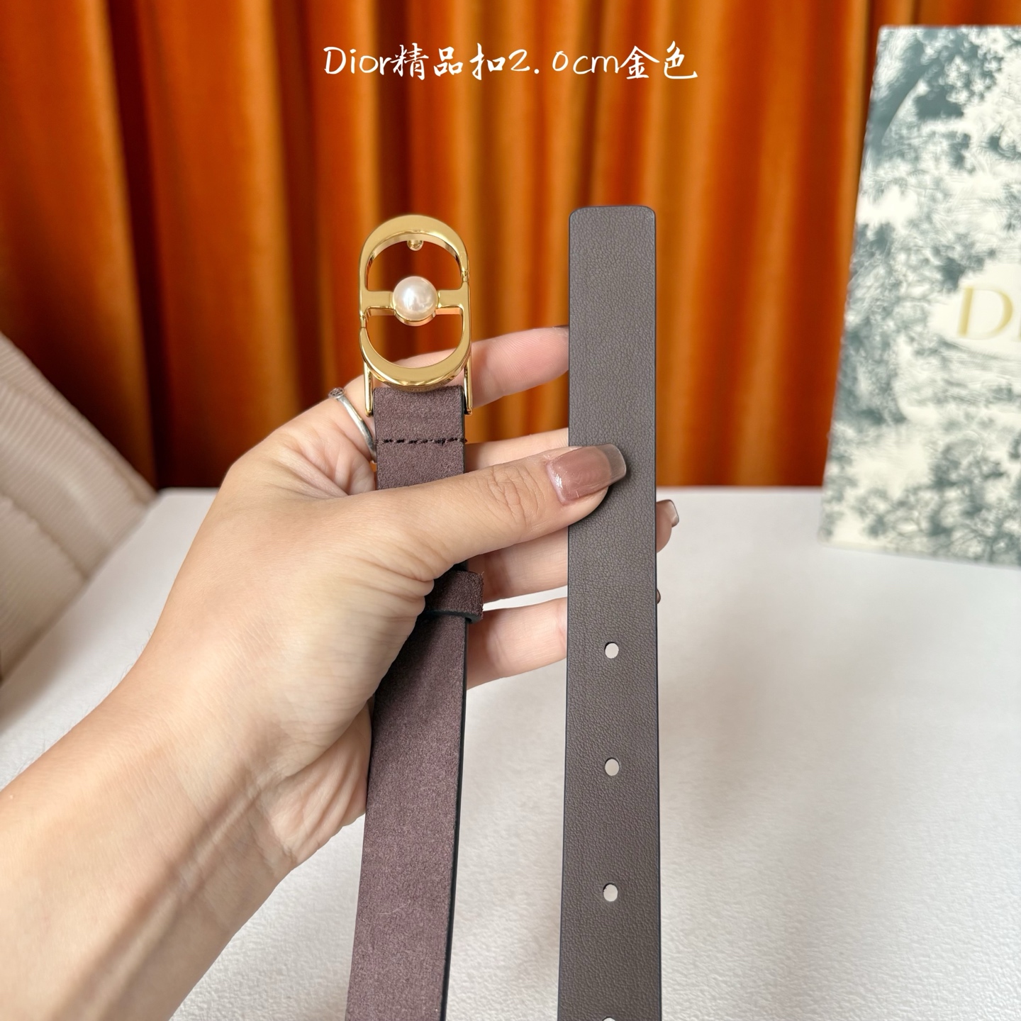 Dior新款腰带，采用精致头层皮制作，手感柔软，舒适细腻，精品珍珠扣，精致优雅，时尚大方。宽2.0cm