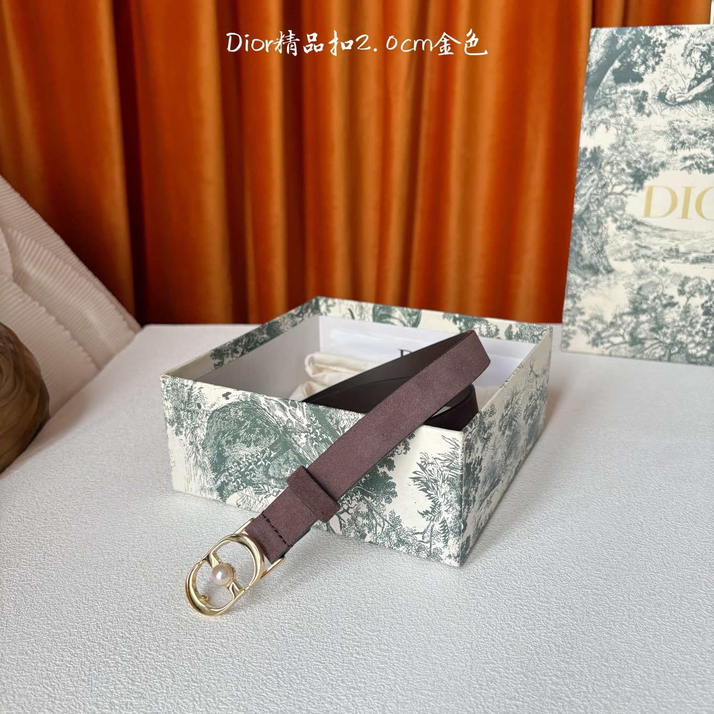 Dior新款腰带，采用精致头层皮制作，手感柔软，舒适细腻，精品珍珠扣，精致优雅，时尚大方。宽2.0cm