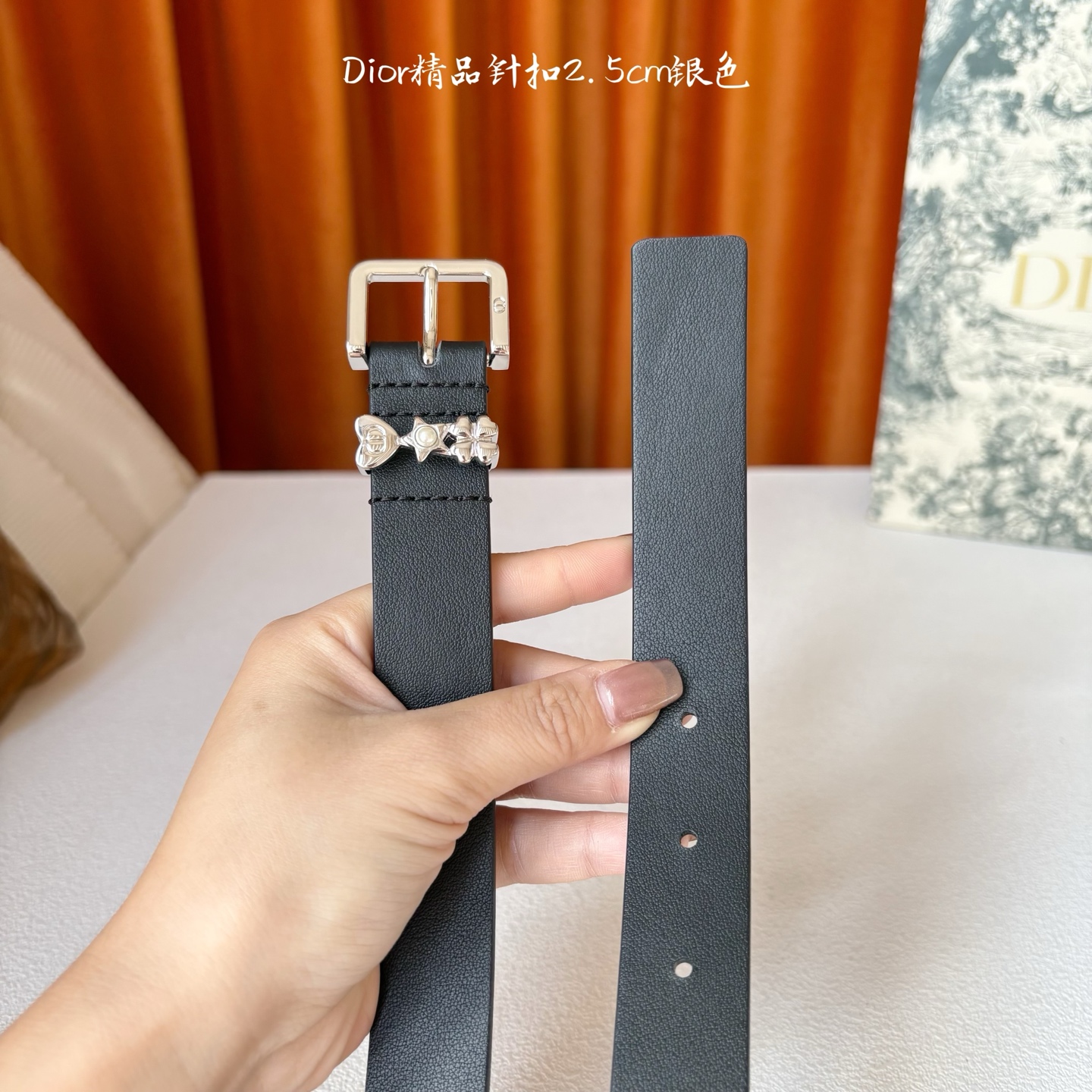 Dior这款Lucky Dior Loop一款时尚优雅的配饰。采用黑色光滑牛皮革等材质精心制作，搭配金色