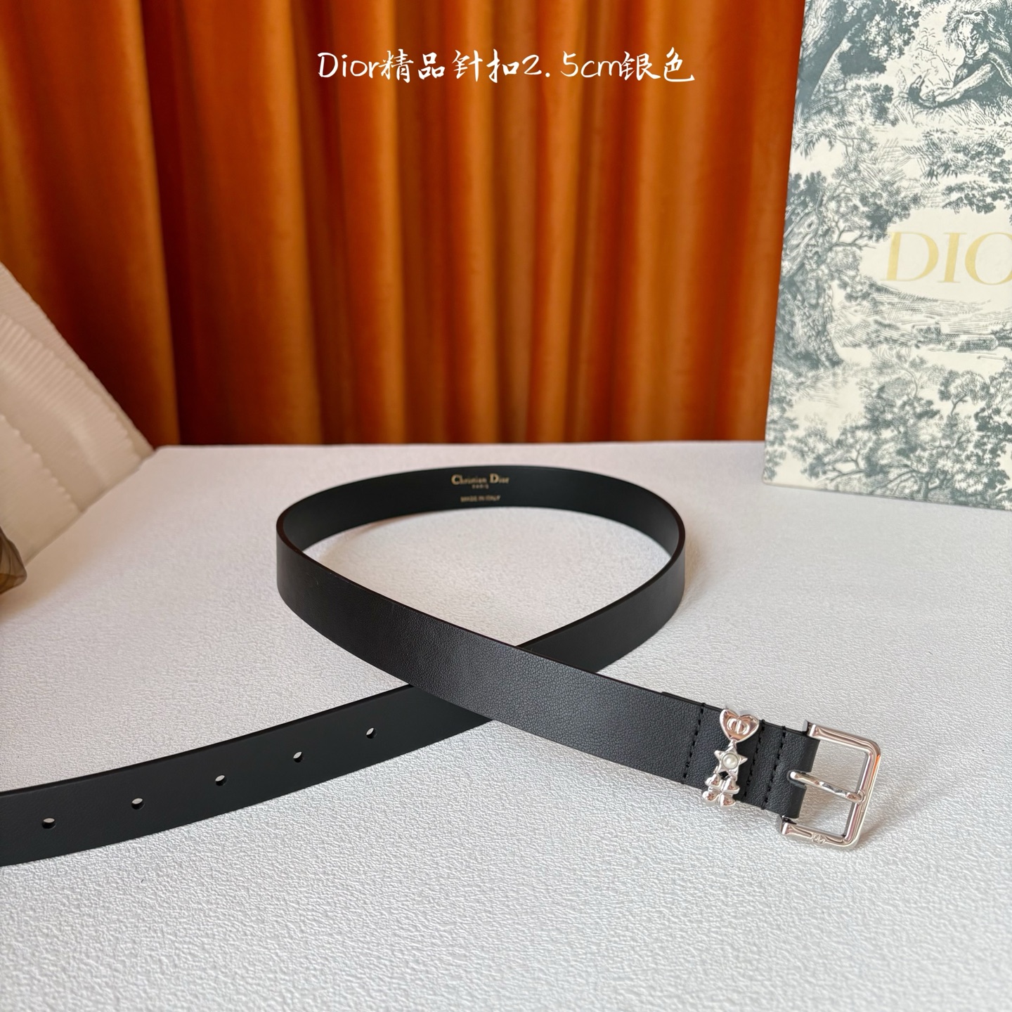 Dior这款Lucky Dior Loop一款时尚优雅的配饰。采用黑色光滑牛皮革等材质精心制作，搭配金色