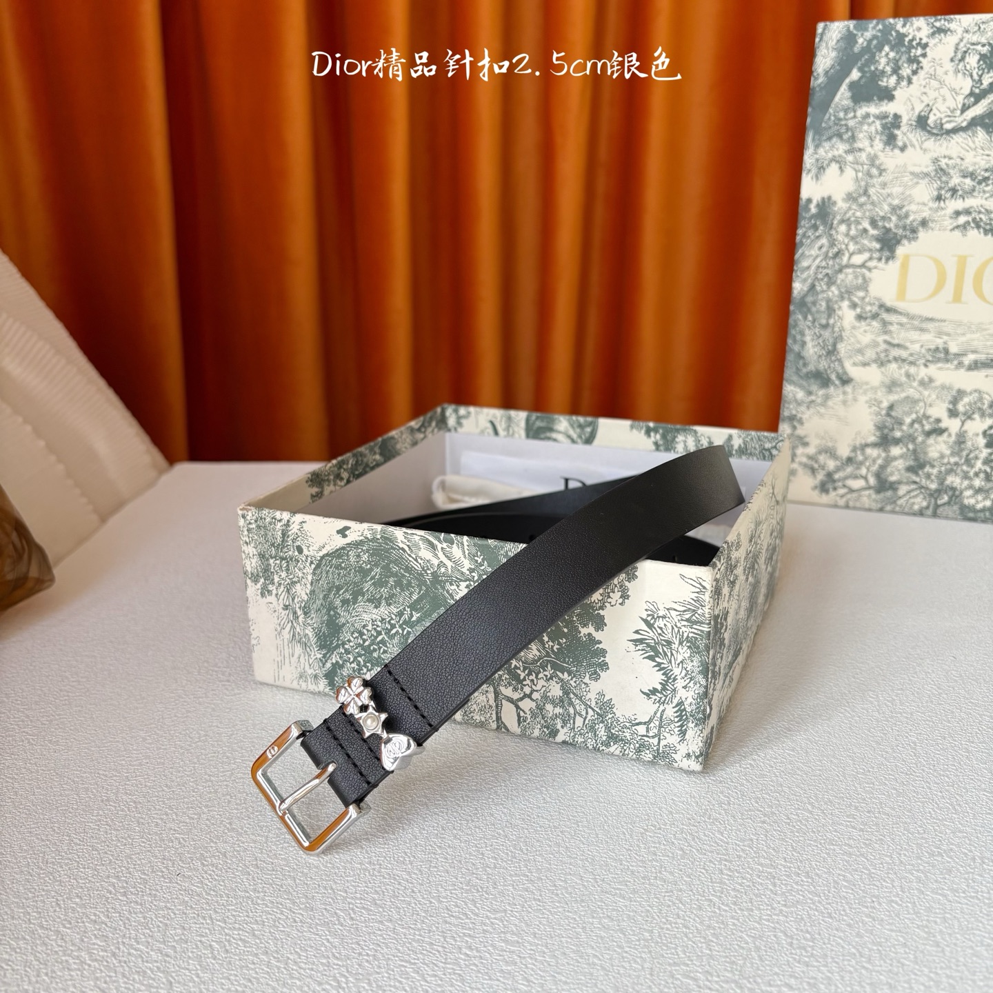 Dior这款Lucky Dior Loop一款时尚优雅的配饰。采用黑色光滑牛皮革等材质精心制作，搭配金色