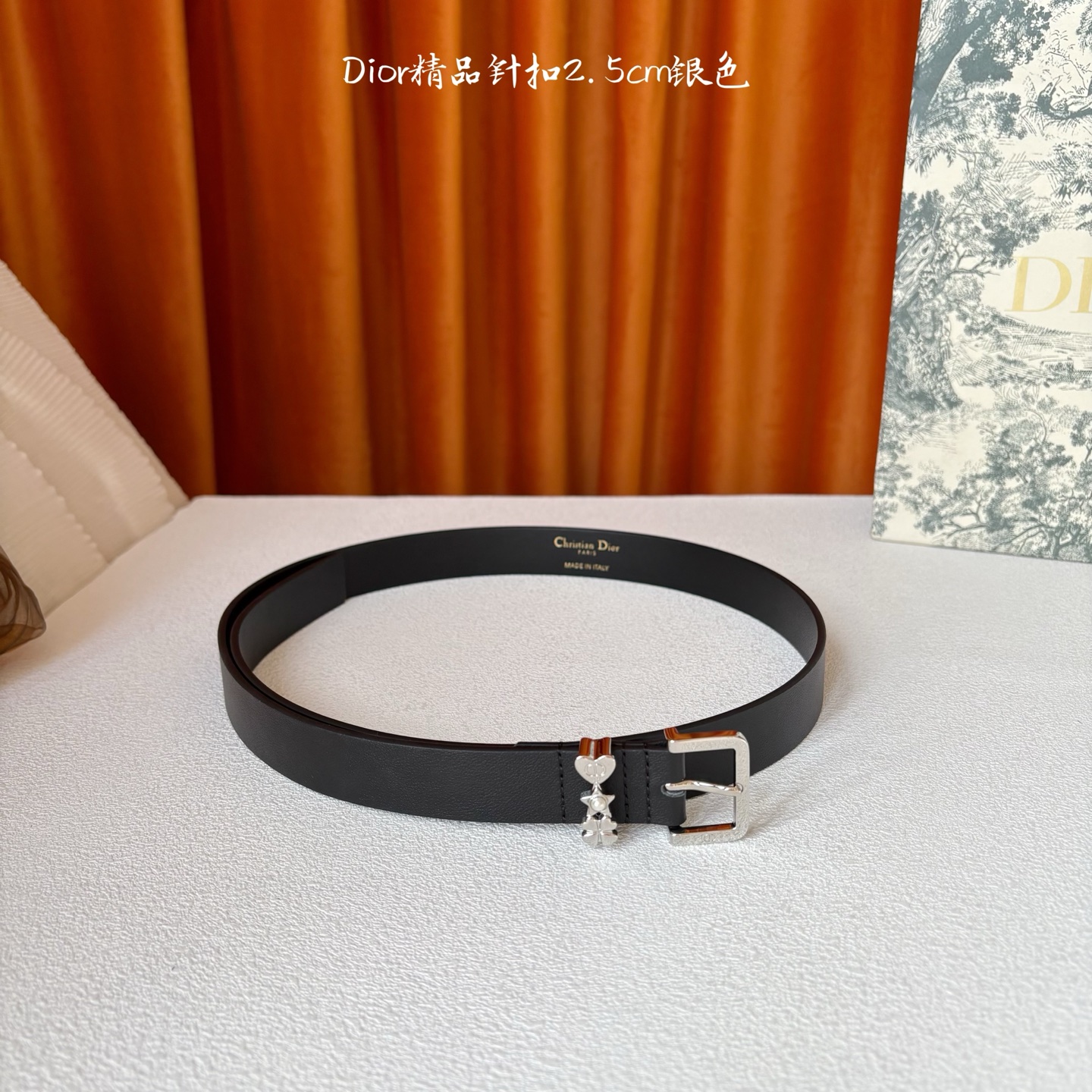 Dior这款Lucky Dior Loop一款时尚优雅的配饰。采用黑色光滑牛皮革等材质精心制作，搭配金色