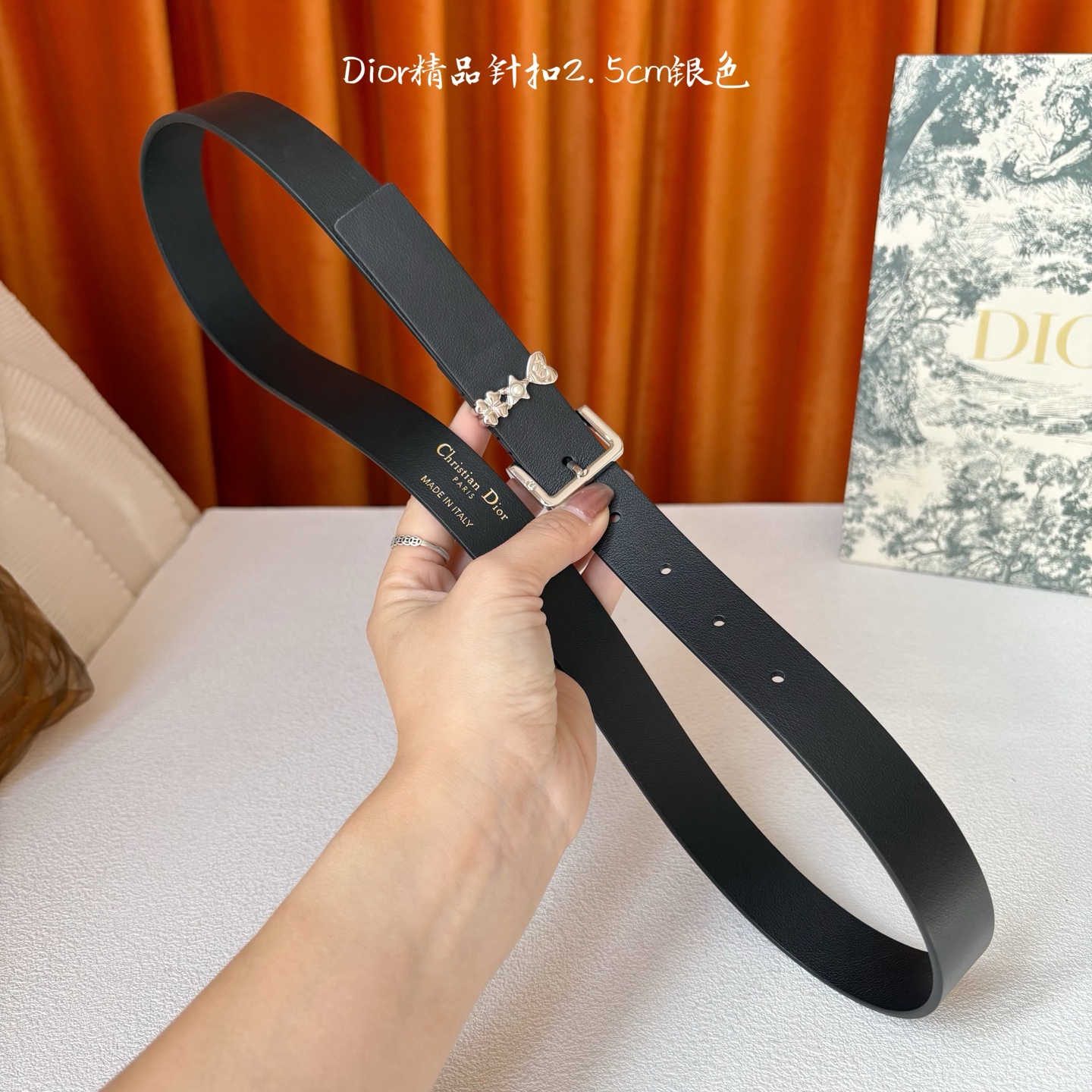 Dior这款Lucky Dior Loop一款时尚优雅的配饰。采用黑色光滑牛皮革等材质精心制作，搭配金色