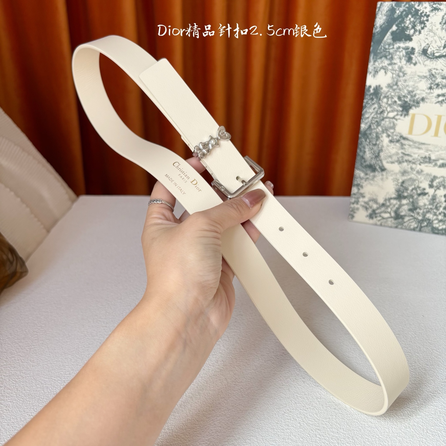 Dior这款Lucky Dior Loop一款时尚优雅的配饰。采用黑色光滑牛皮革等材质精心制作，搭配金色