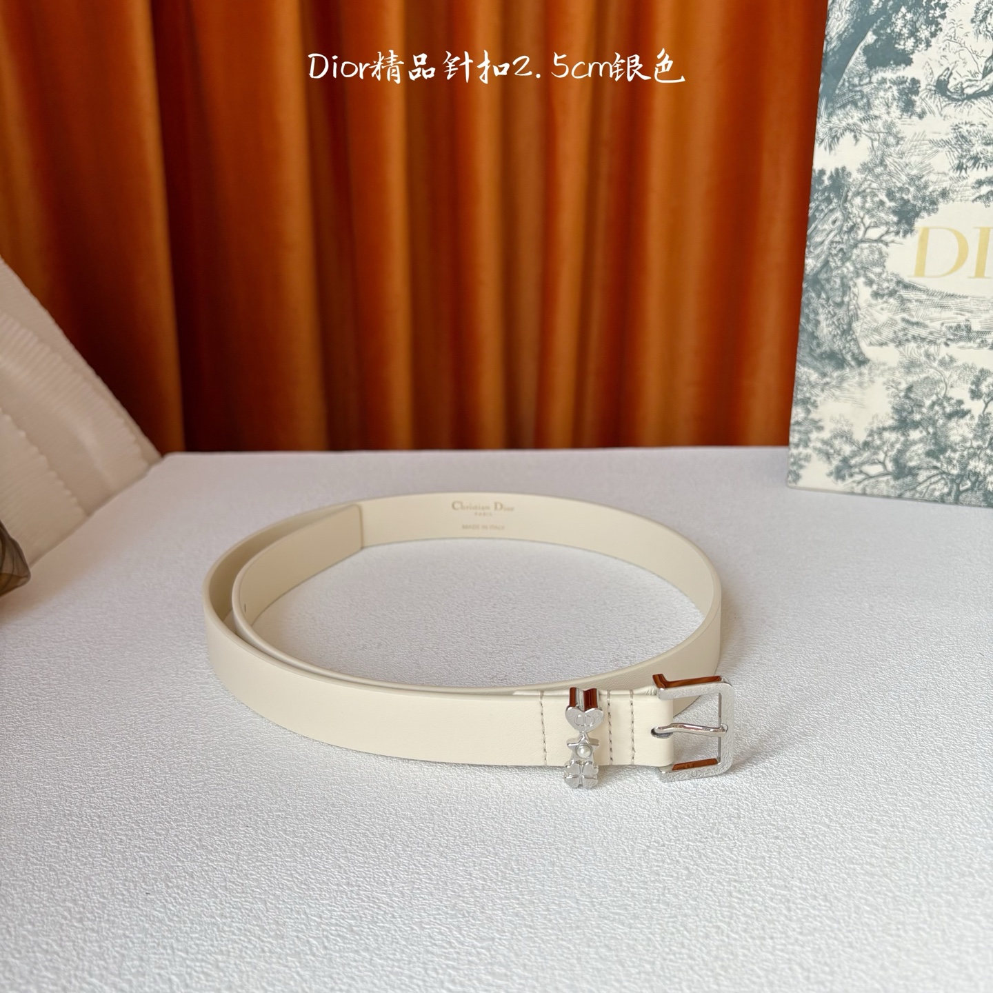 Dior这款Lucky Dior Loop一款时尚优雅的配饰。采用黑色光滑牛皮革等材质精心制作，搭配金色