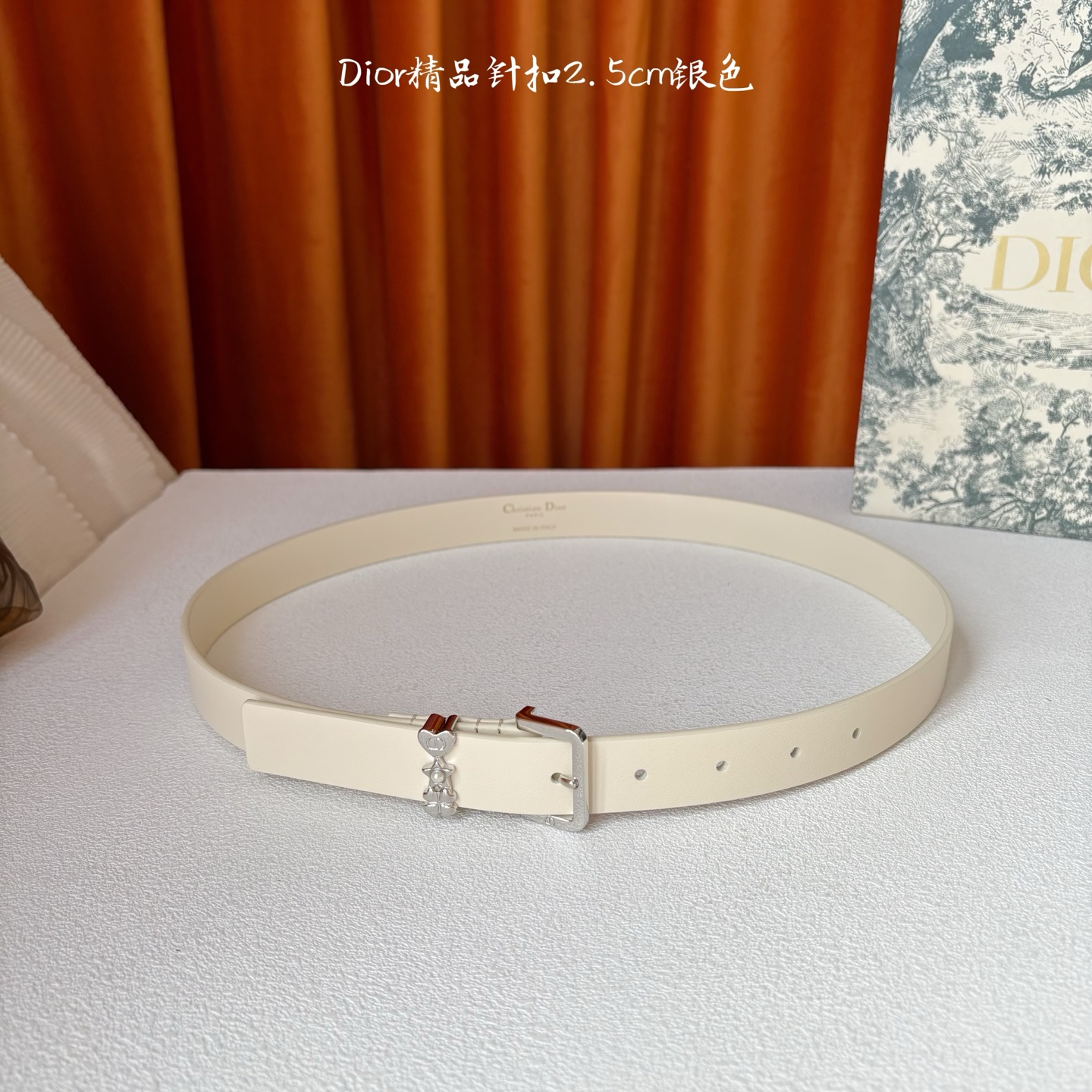 Dior这款Lucky Dior Loop一款时尚优雅的配饰。采用黑色光滑牛皮革等材质精心制作，搭配金色