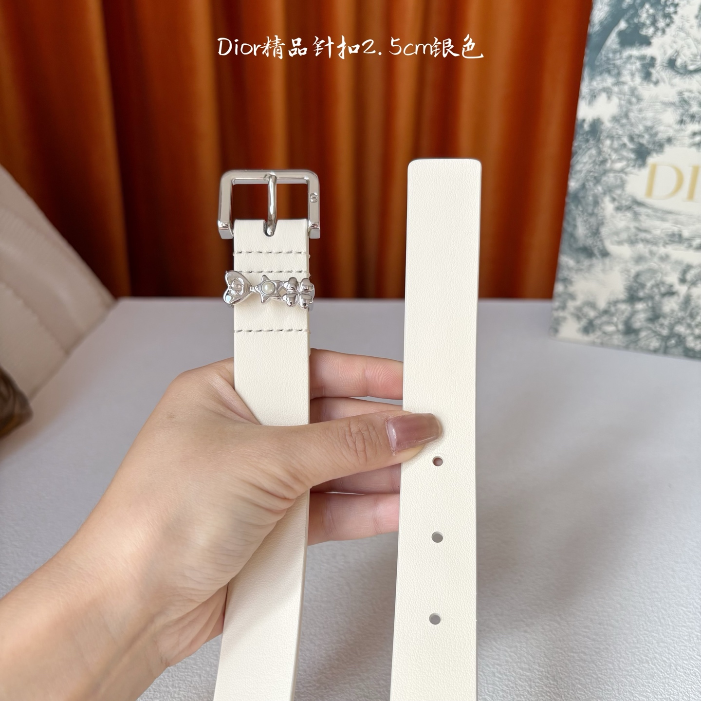 Dior这款Lucky Dior Loop一款时尚优雅的配饰。采用黑色光滑牛皮革等材质精心制作，搭配金色