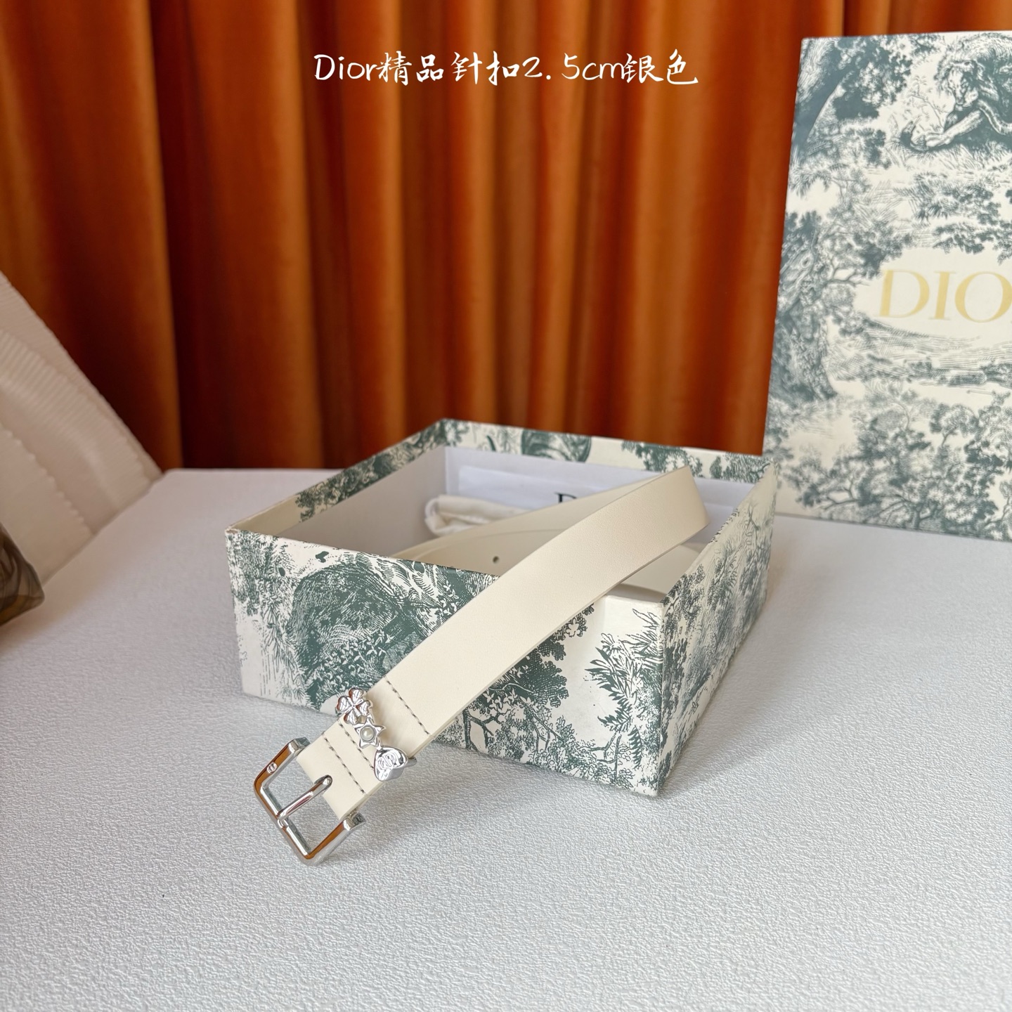 Dior这款Lucky Dior Loop一款时尚优雅的配饰。采用黑色光滑牛皮革等材质精心制作，搭配金色