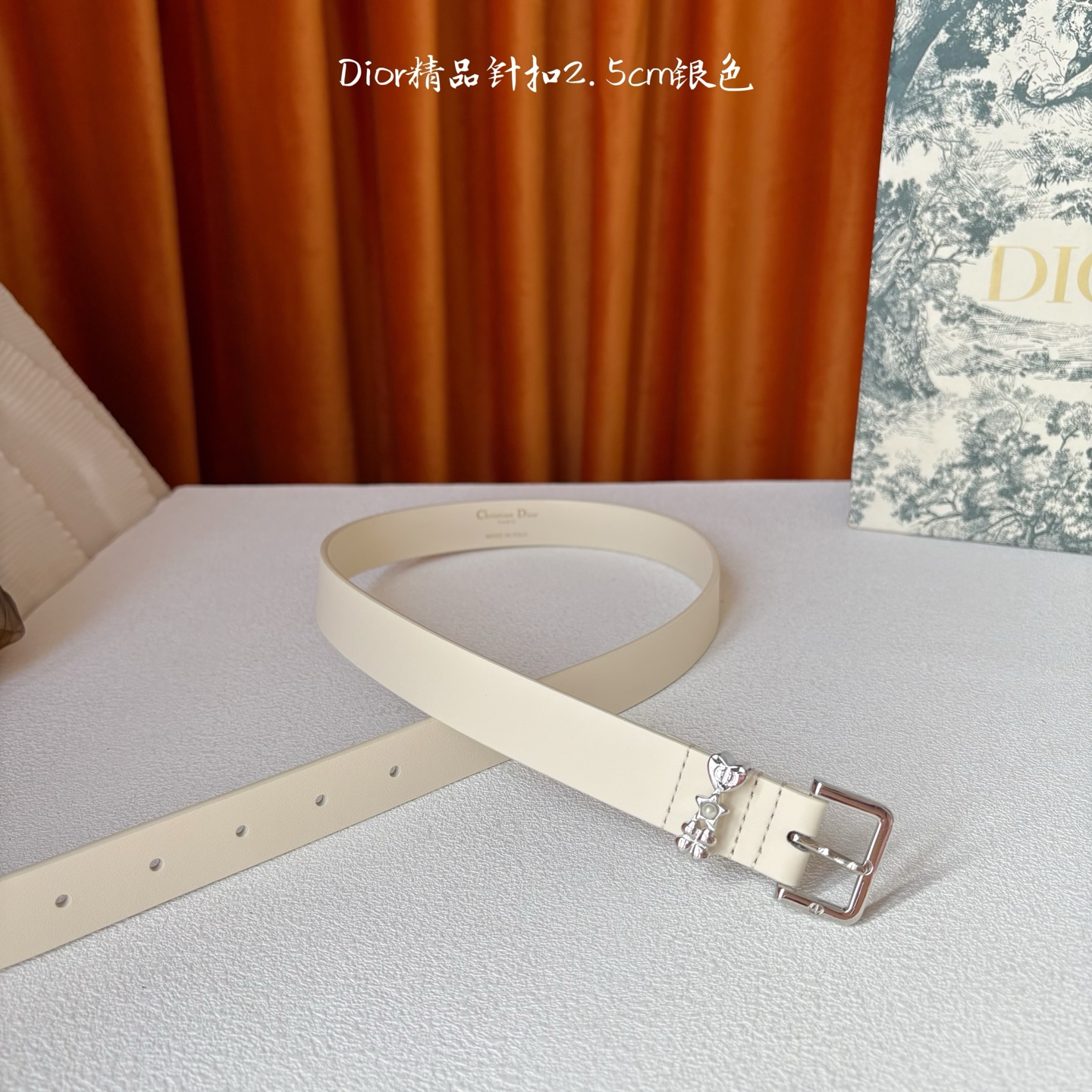 Dior这款Lucky Dior Loop一款时尚优雅的配饰。采用黑色光滑牛皮革等材质精心制作，搭配金色