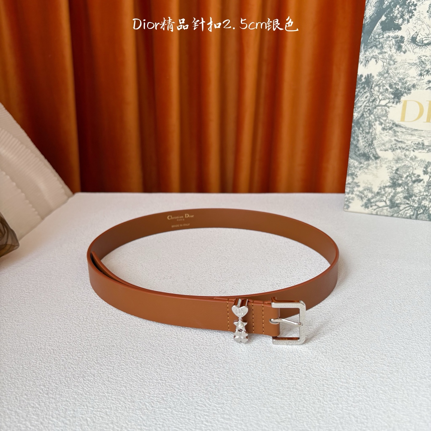 Dior这款Lucky Dior Loop一款时尚优雅的配饰。采用黑色光滑牛皮革等材质精心制作，搭配金色