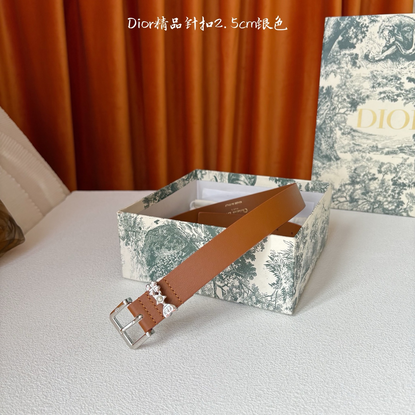 Dior这款Lucky Dior Loop一款时尚优雅的配饰。采用黑色光滑牛皮革等材质精心制作，搭配金色