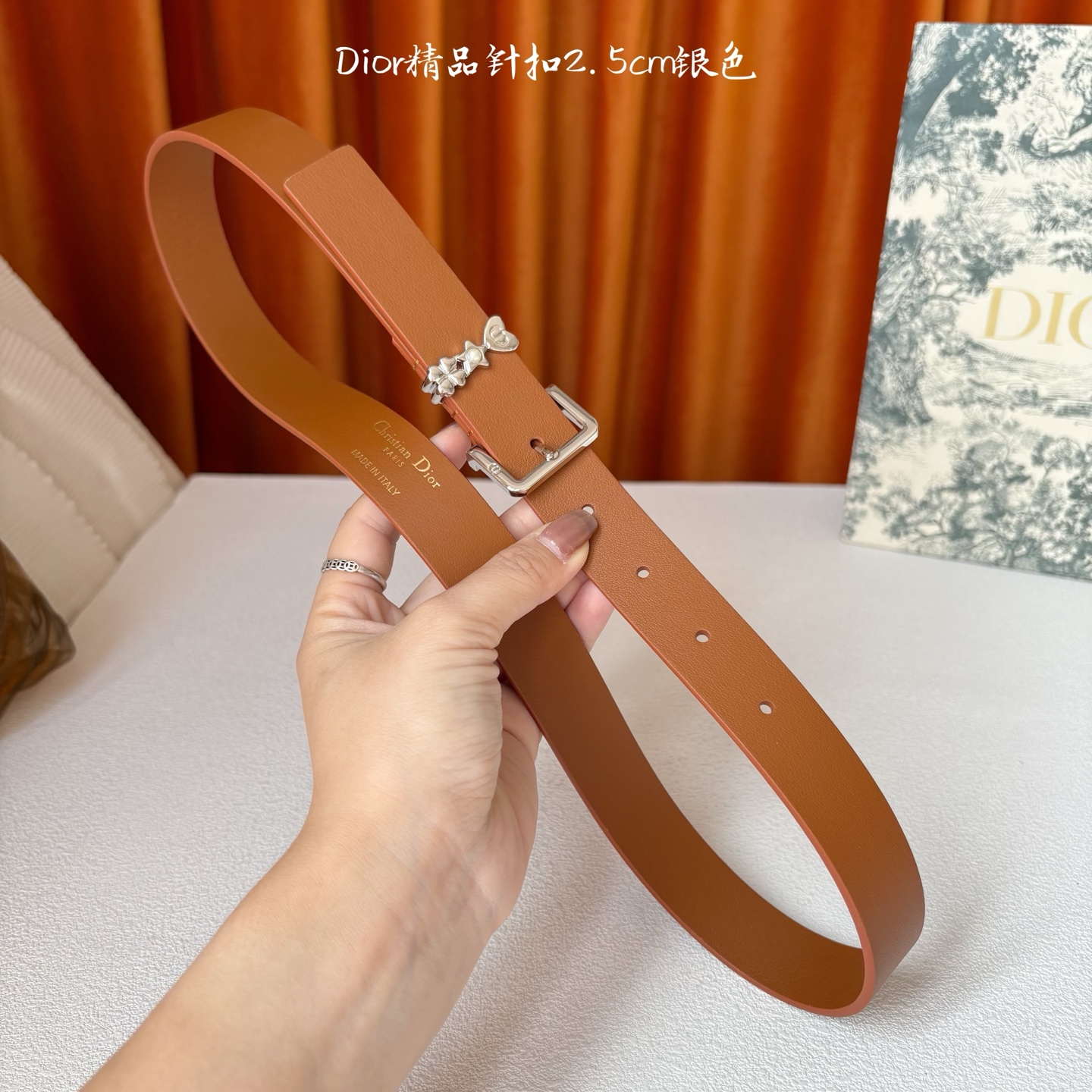 Dior这款Lucky Dior Loop一款时尚优雅的配饰。采用黑色光滑牛皮革等材质精心制作，搭配金色