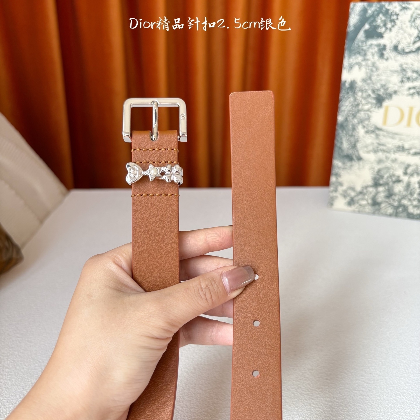 Dior这款Lucky Dior Loop一款时尚优雅的配饰。采用黑色光滑牛皮革等材质精心制作，搭配金色