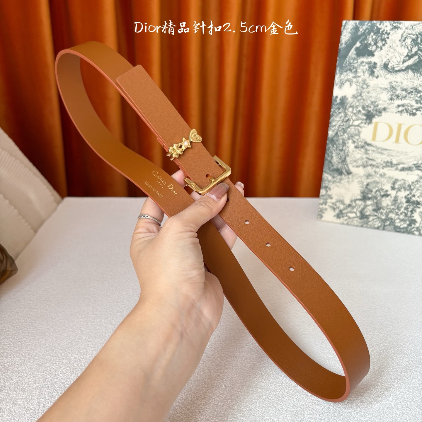 Dior这款Lucky Dior Loop一款时尚优雅的配饰。采用黑色光滑牛皮革等材质精心制作，搭配金色