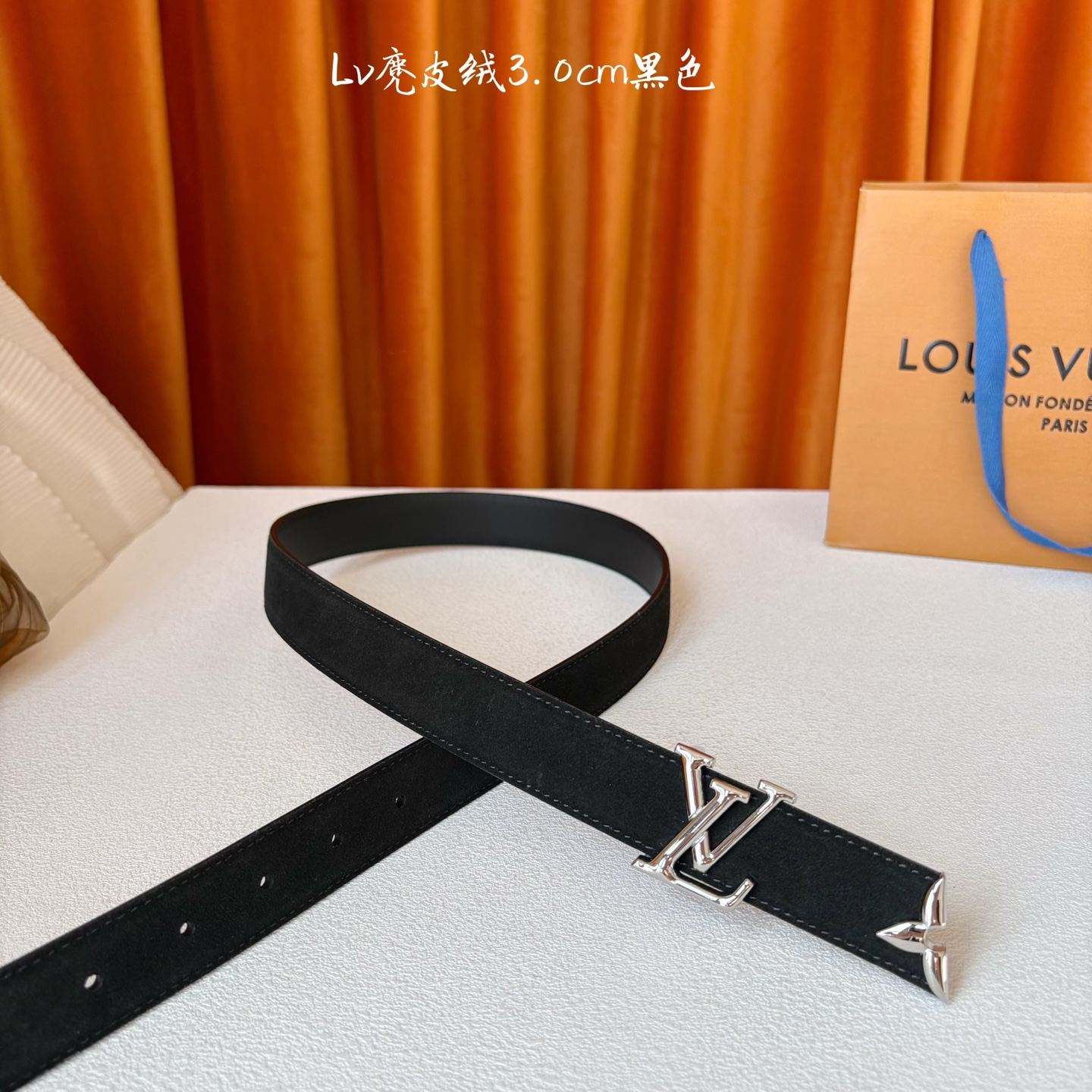 这款LV腰带是对该品牌创造力的致敬。其设计特色包括LV Initiales扣和末端采用优雅切割的Mono