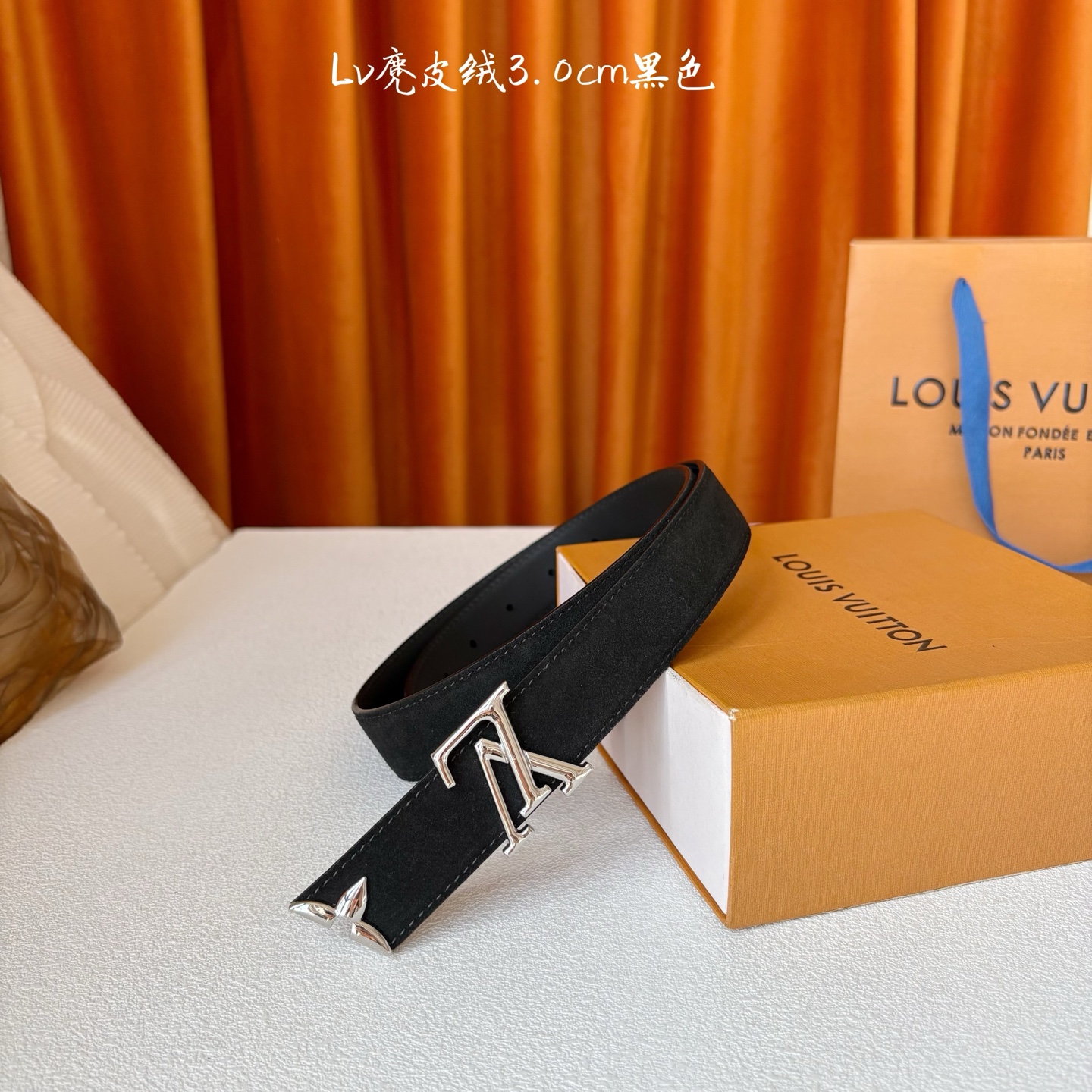 这款LV腰带是对该品牌创造力的致敬。其设计特色包括LV Initiales扣和末端采用优雅切割的Mono