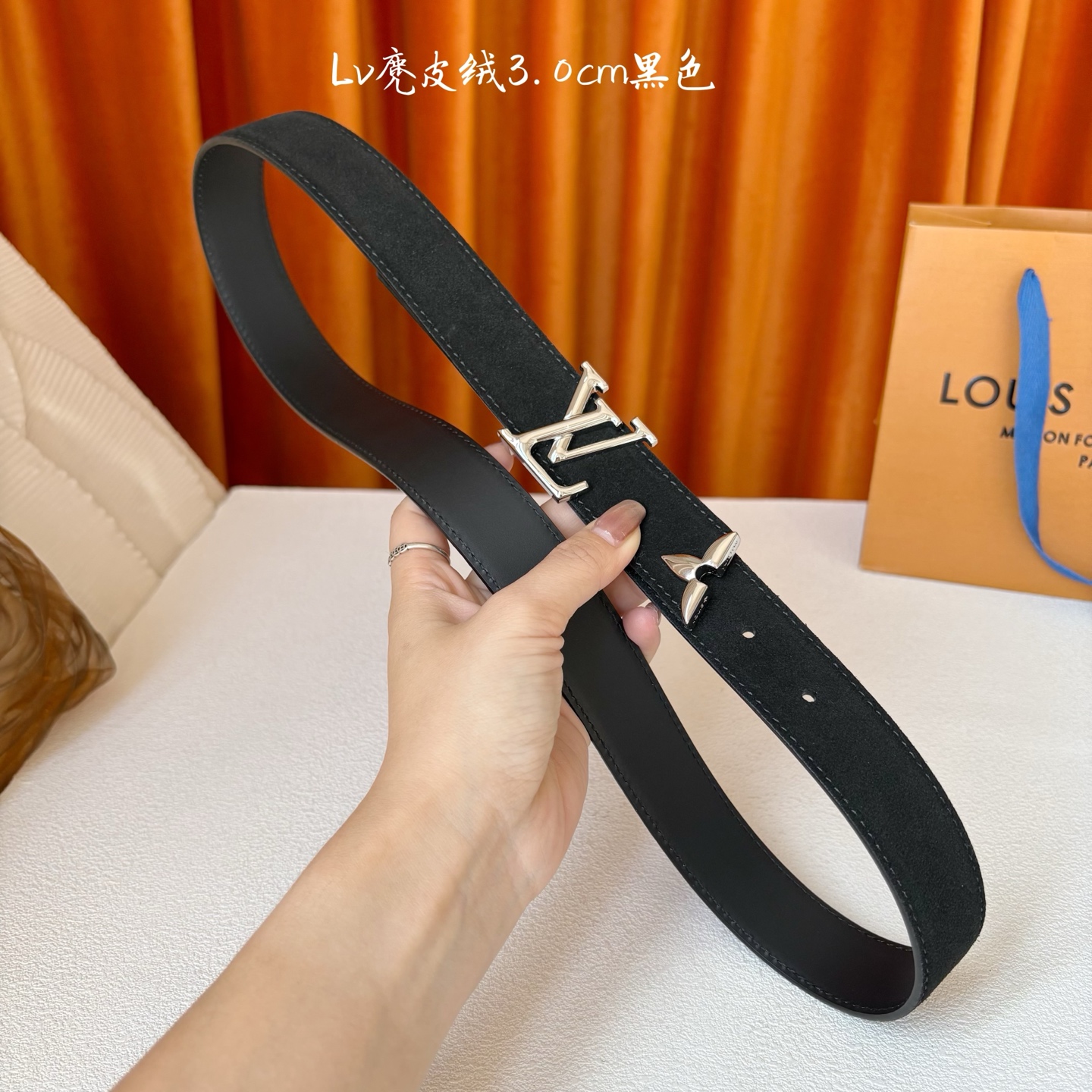 这款LV腰带是对该品牌创造力的致敬。其设计特色包括LV Initiales扣和末端采用优雅切割的Mono