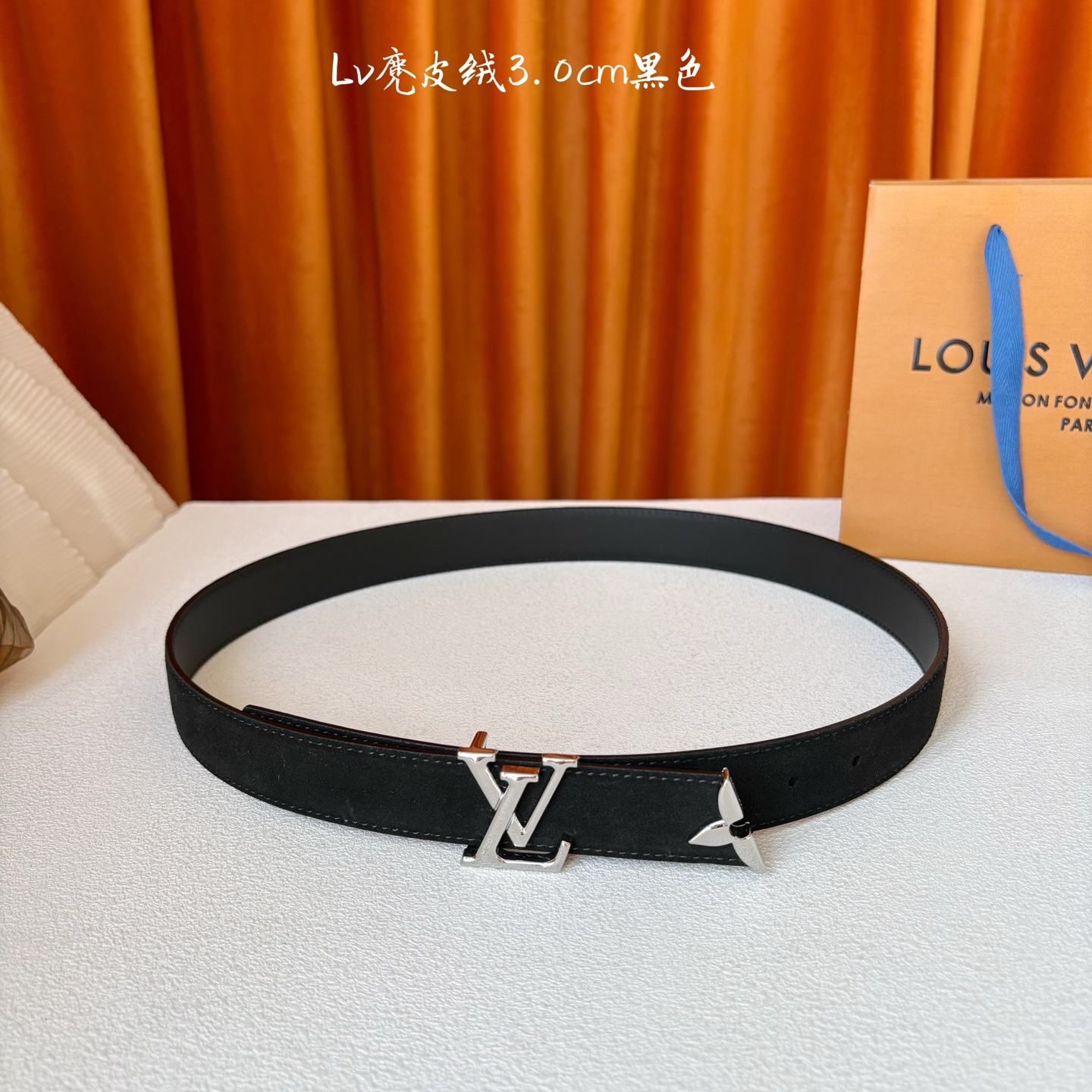 这款LV腰带是对该品牌创造力的致敬。其设计特色包括LV Initiales扣和末端采用优雅切割的Mono