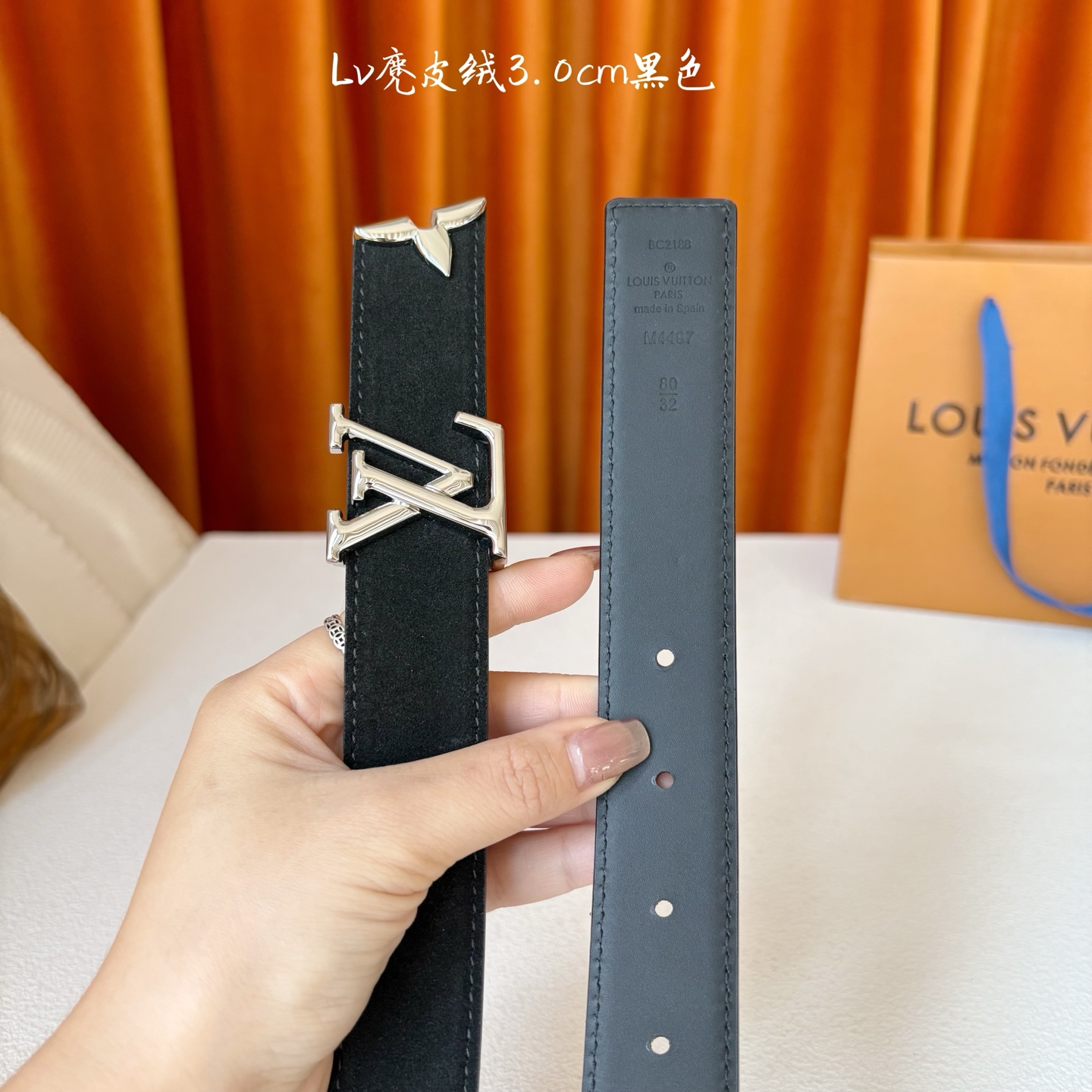 这款LV腰带是对该品牌创造力的致敬。其设计特色包括LV Initiales扣和末端采用优雅切割的Mono
