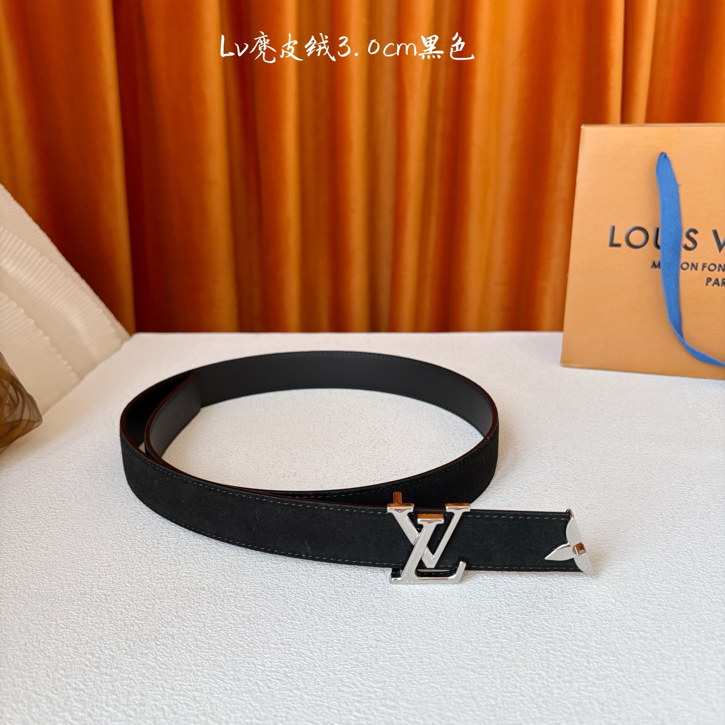 这款LV腰带是对该品牌创造力的致敬。其设计特色包括LV Initiales扣和末端采用优雅切割的Mono