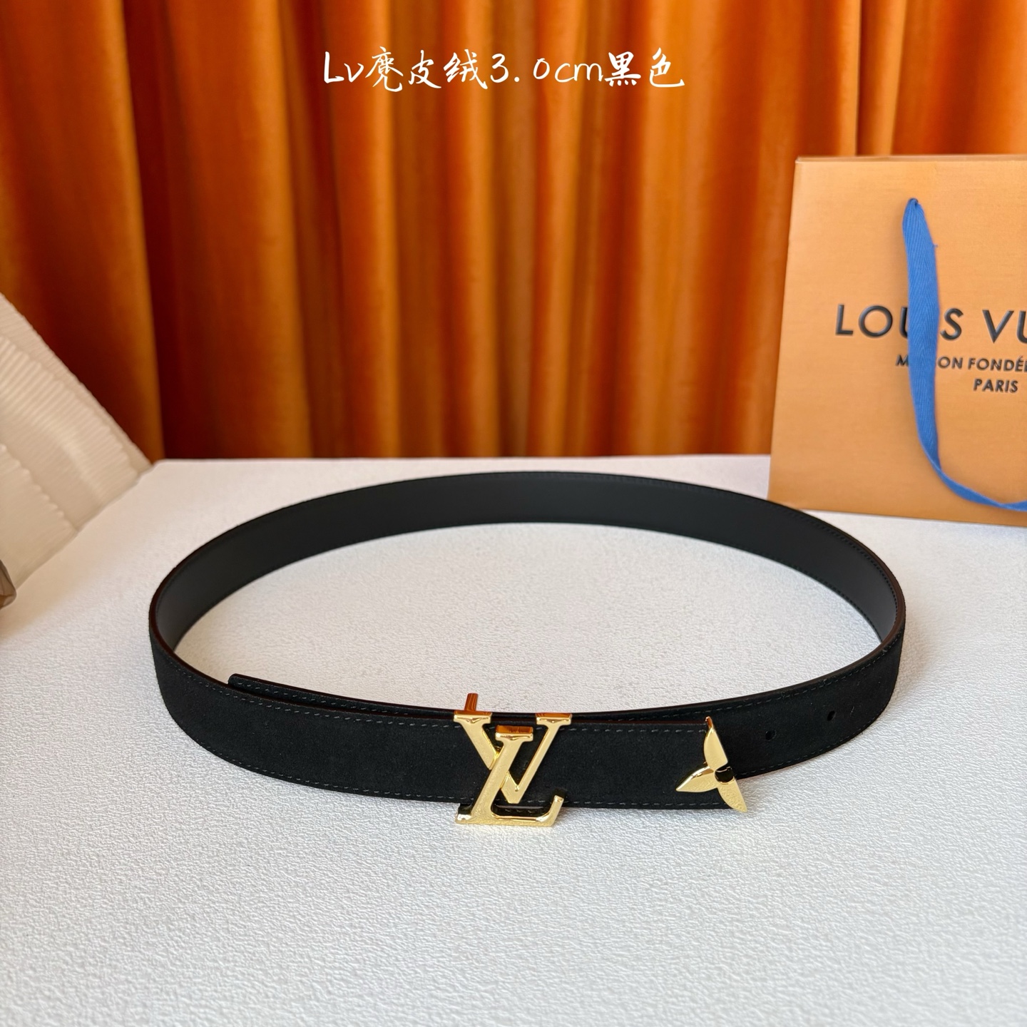 这款LV腰带是对该品牌创造力的致敬。其设计特色包括LV Initiales扣和末端采用优雅切割的Mono