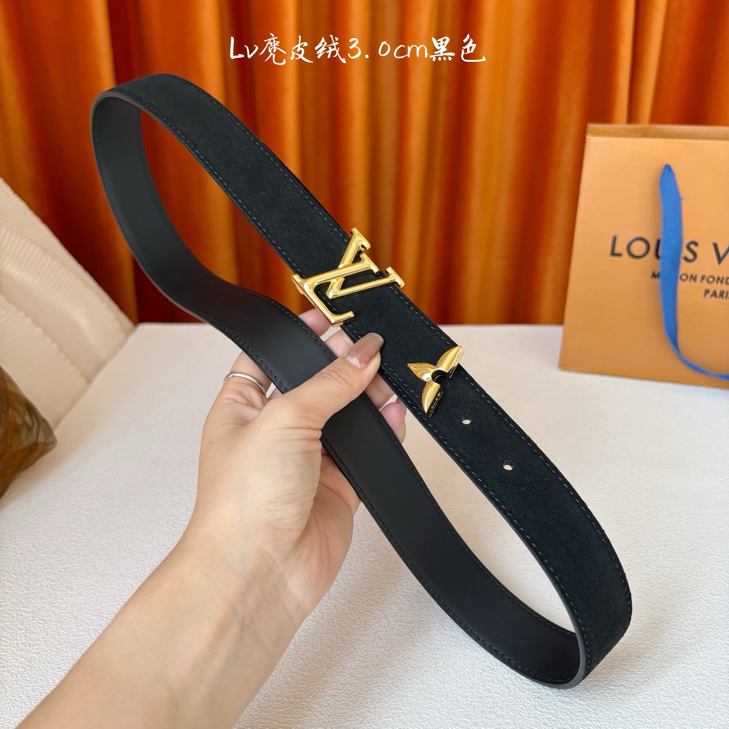 这款LV腰带是对该品牌创造力的致敬。其设计特色包括LV Initiales扣和末端采用优雅切割的Mono