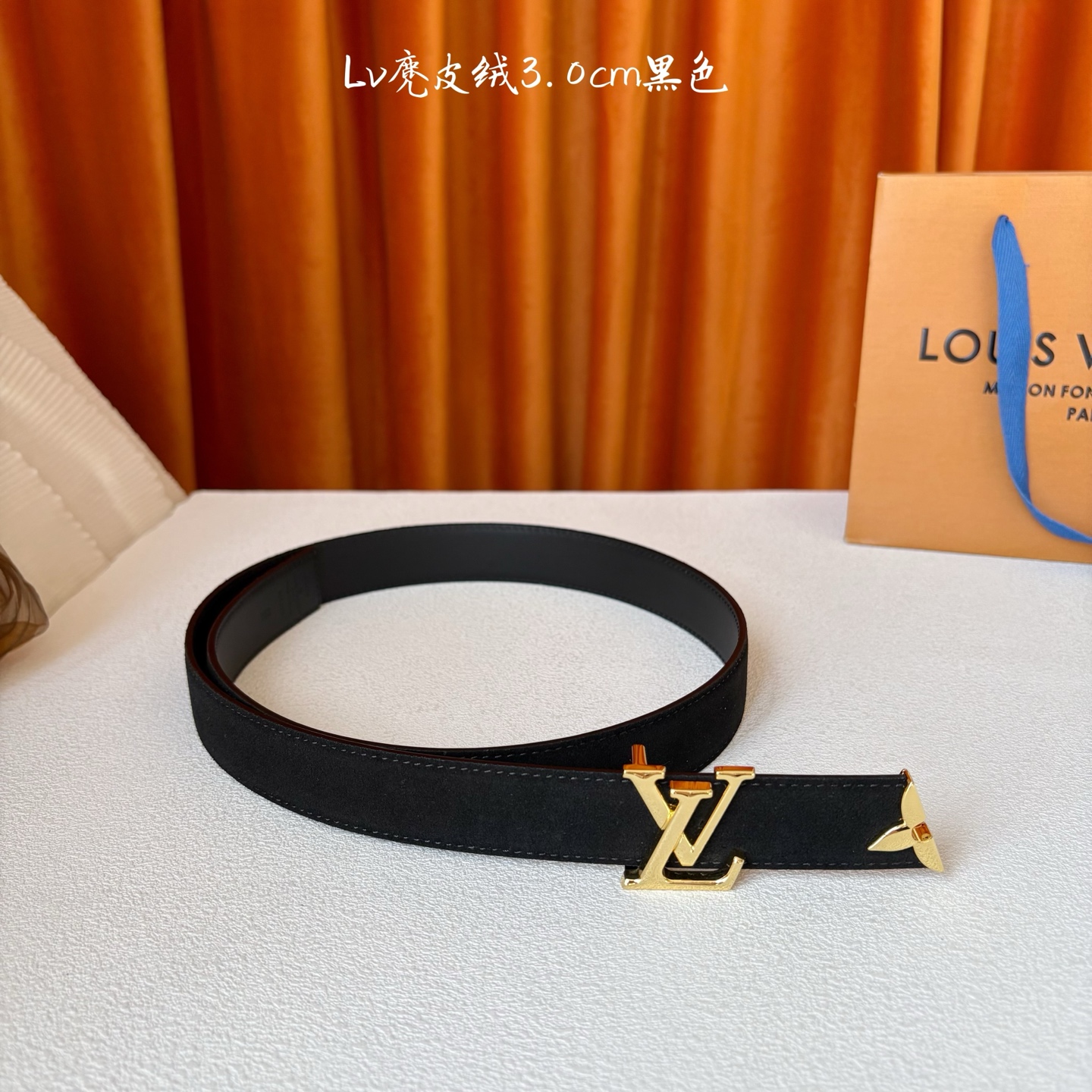 这款LV腰带是对该品牌创造力的致敬。其设计特色包括LV Initiales扣和末端采用优雅切割的Mono