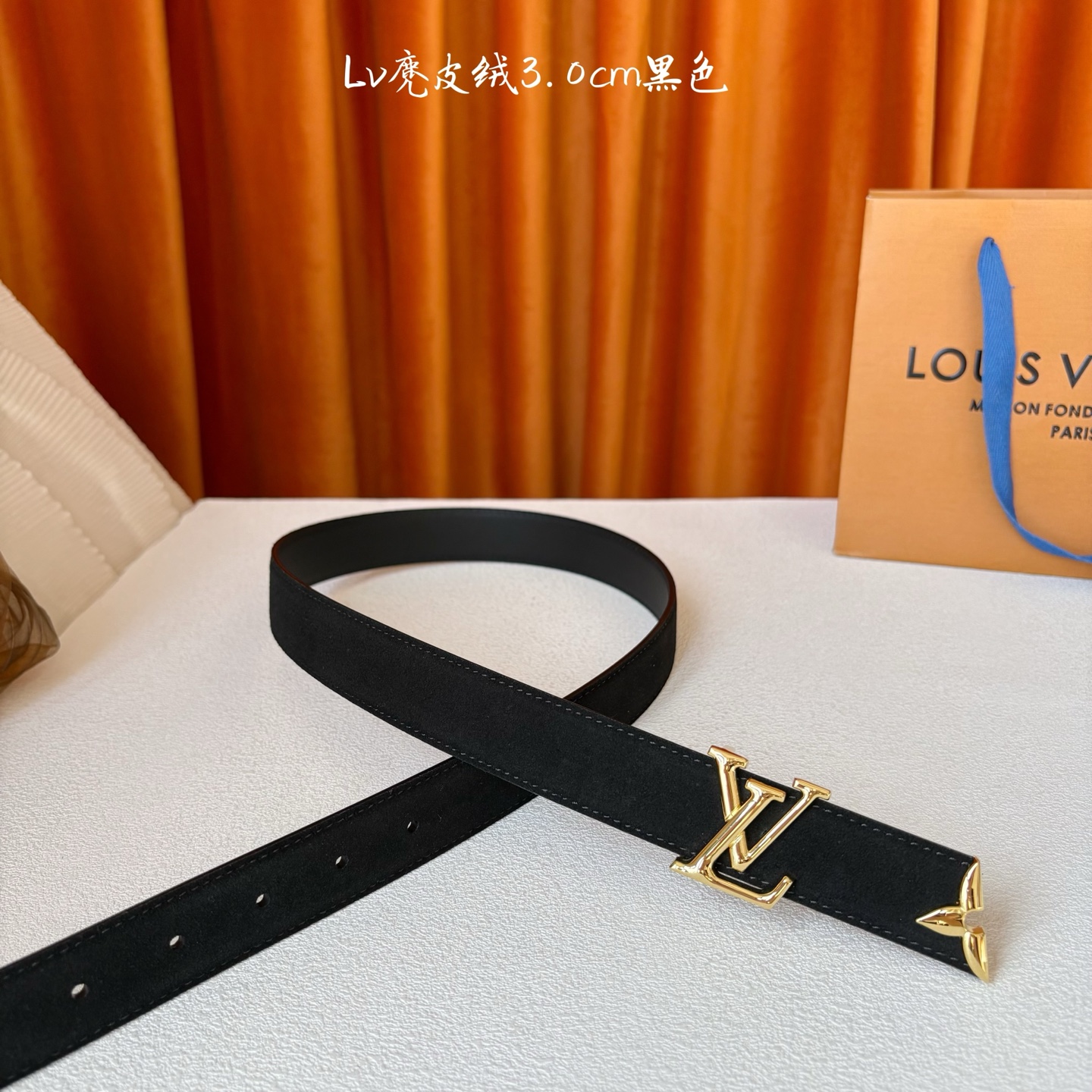 这款LV腰带是对该品牌创造力的致敬。其设计特色包括LV Initiales扣和末端采用优雅切割的Mono