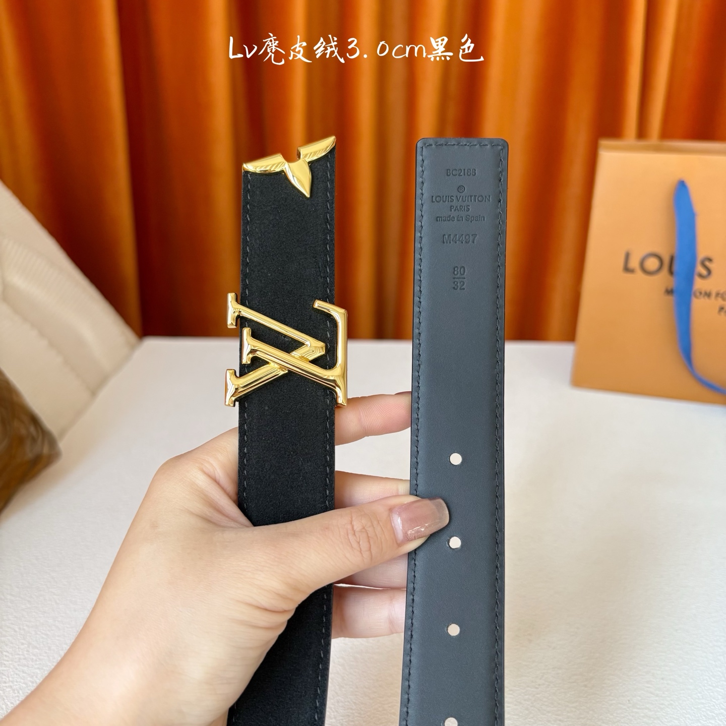 这款LV腰带是对该品牌创造力的致敬。其设计特色包括LV Initiales扣和末端采用优雅切割的Mono