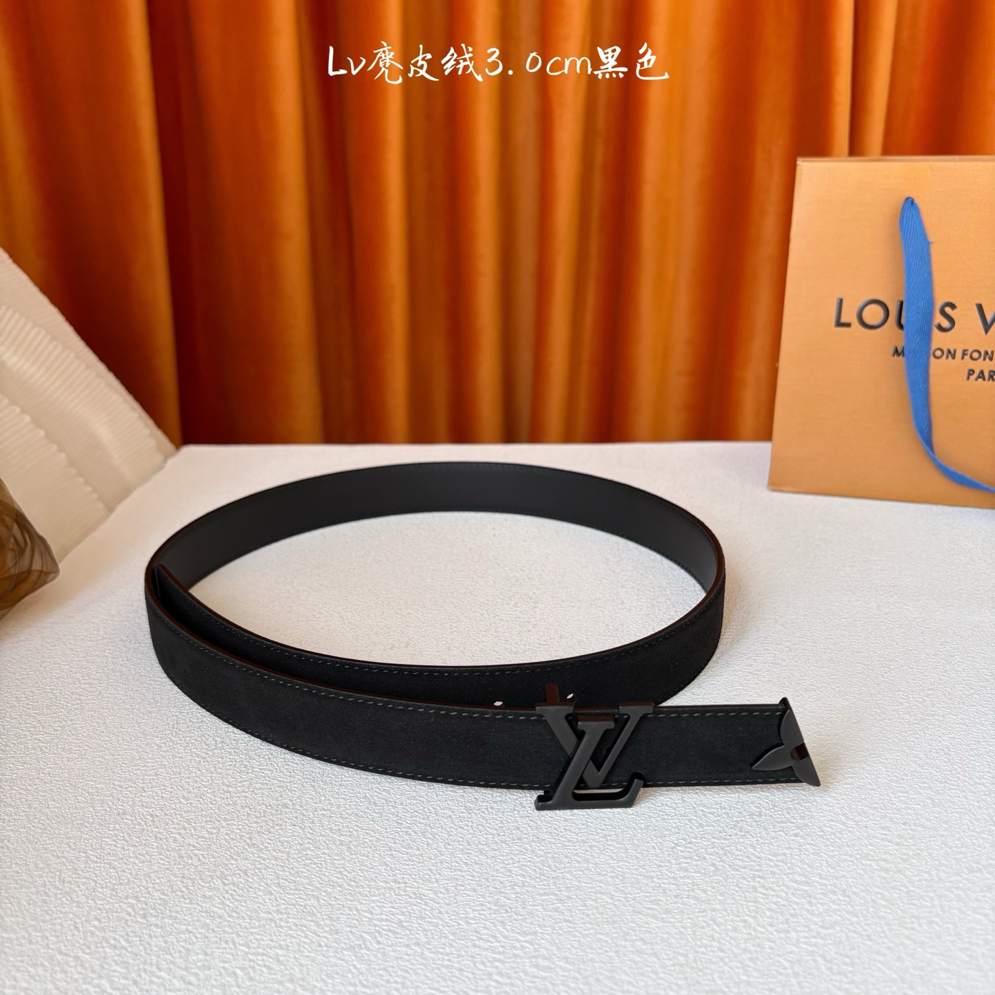 这款LV腰带是对该品牌创造力的致敬。其设计特色包括LV Initiales扣和末端采用优雅切割的Mono