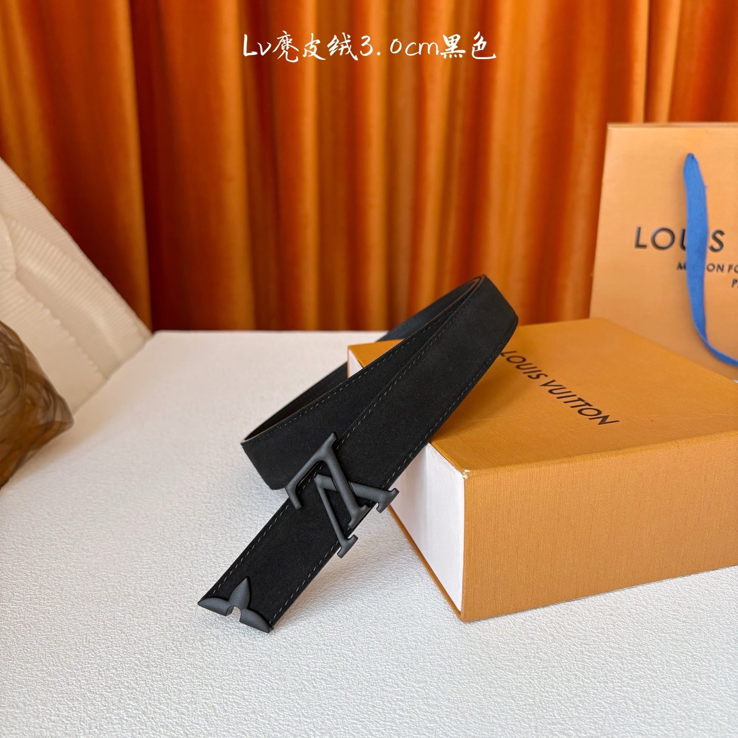 这款LV腰带是对该品牌创造力的致敬。其设计特色包括LV Initiales扣和末端采用优雅切割的Mono