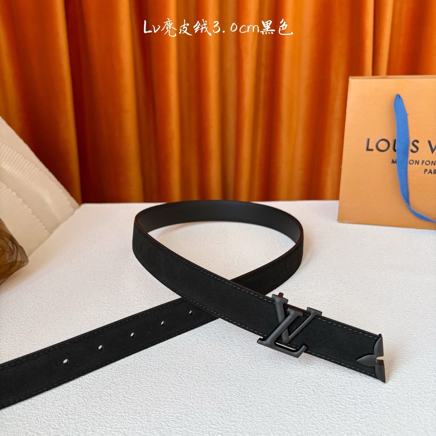 这款LV腰带是对该品牌创造力的致敬。其设计特色包括LV Initiales扣和末端采用优雅切割的Mono