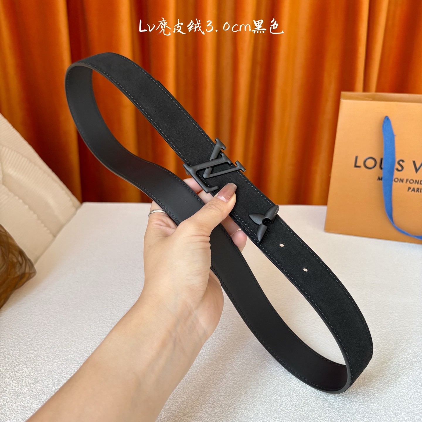 这款LV腰带是对该品牌创造力的致敬。其设计特色包括LV Initiales扣和末端采用优雅切割的Mono