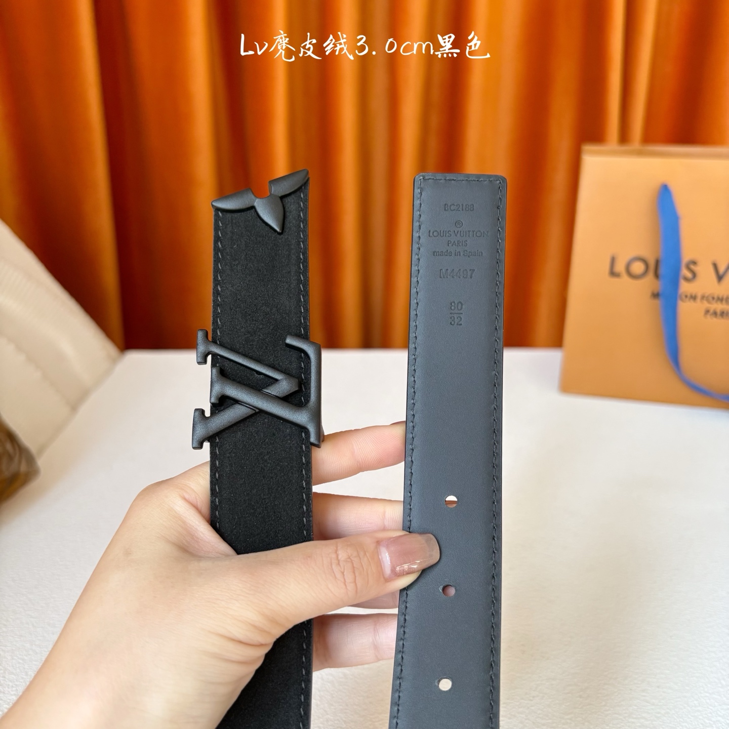 这款LV腰带是对该品牌创造力的致敬。其设计特色包括LV Initiales扣和末端采用优雅切割的Mono