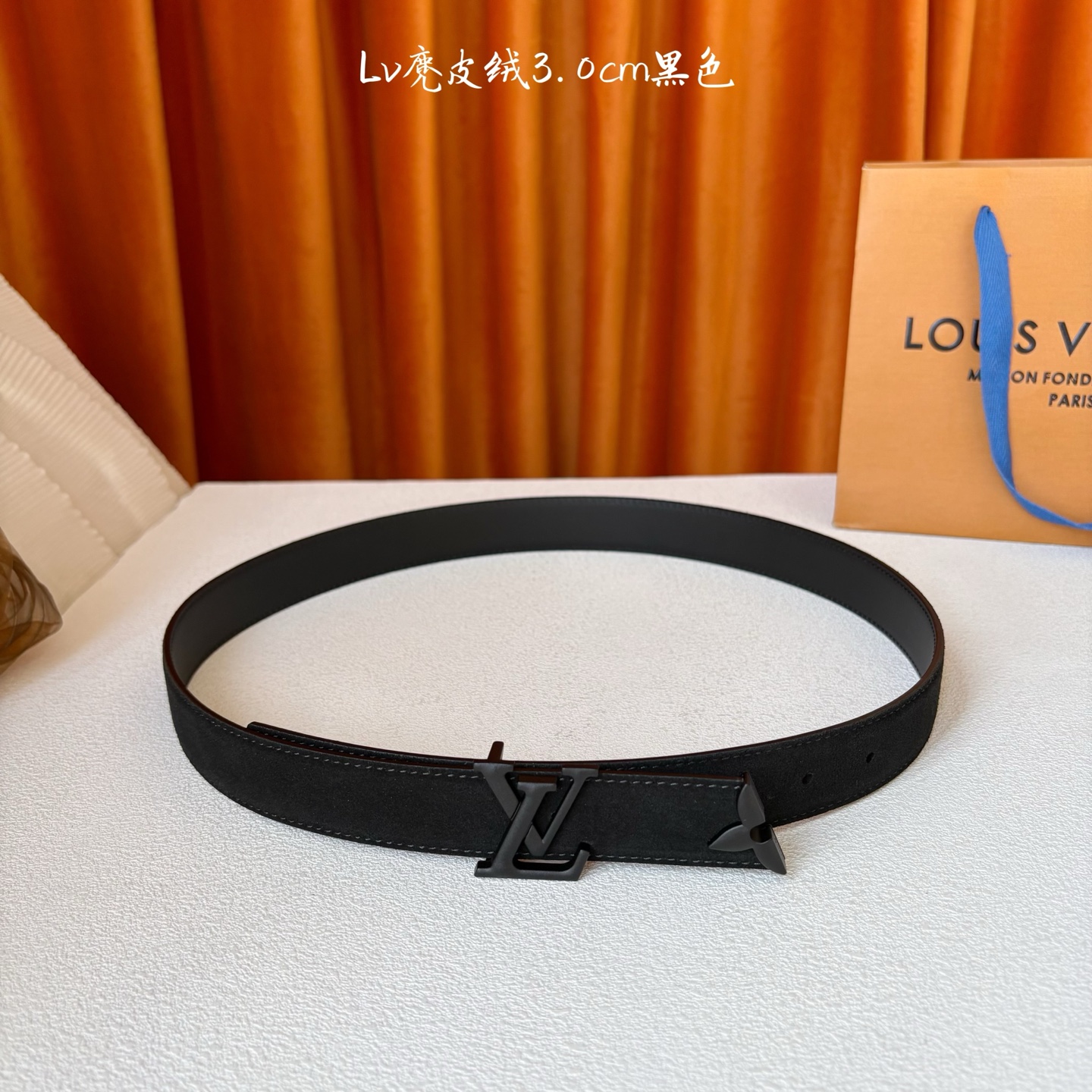 这款LV腰带是对该品牌创造力的致敬。其设计特色包括LV Initiales扣和末端采用优雅切割的Mono