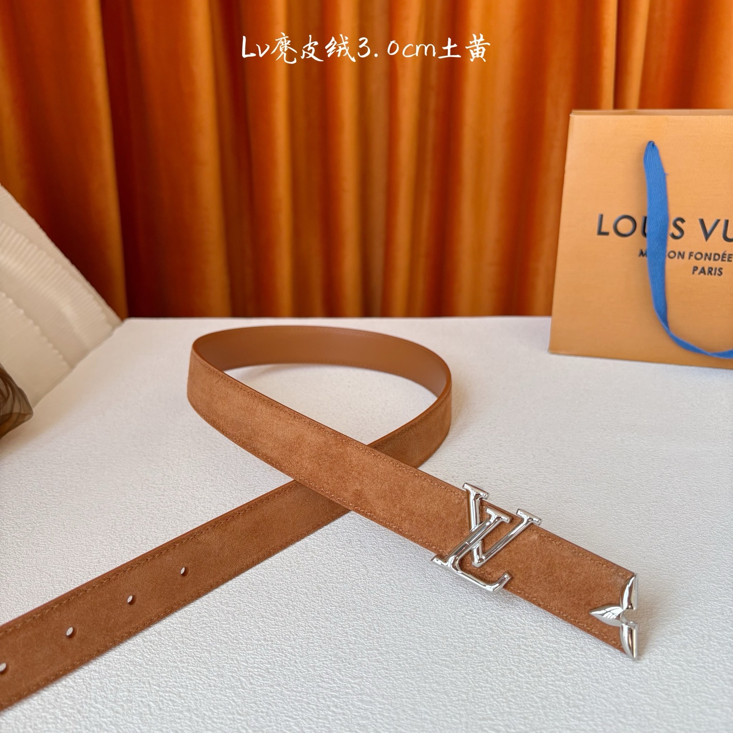 这款LV腰带是对该品牌创造力的致敬。其设计特色包括LV Initiales扣和末端采用优雅切割的Mono