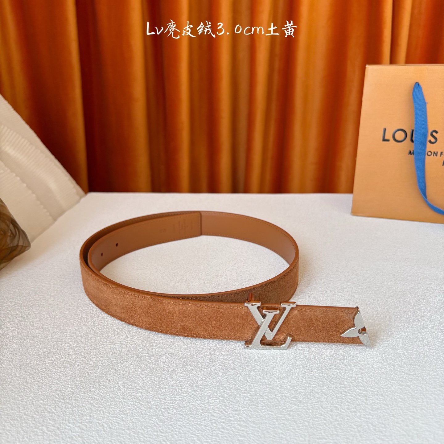 这款LV腰带是对该品牌创造力的致敬。其设计特色包括LV Initiales扣和末端采用优雅切割的Mono