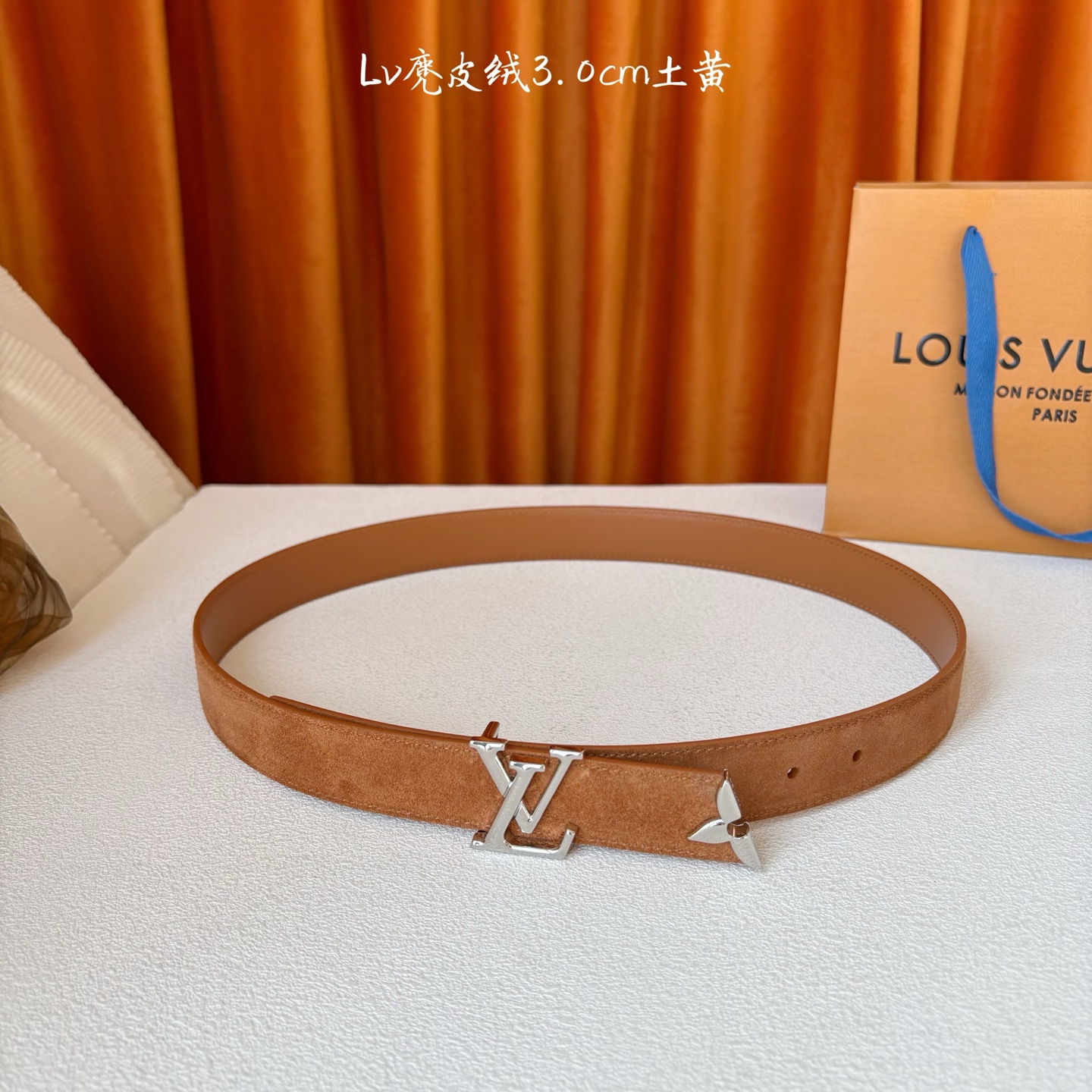 这款LV腰带是对该品牌创造力的致敬。其设计特色包括LV Initiales扣和末端采用优雅切割的Mono