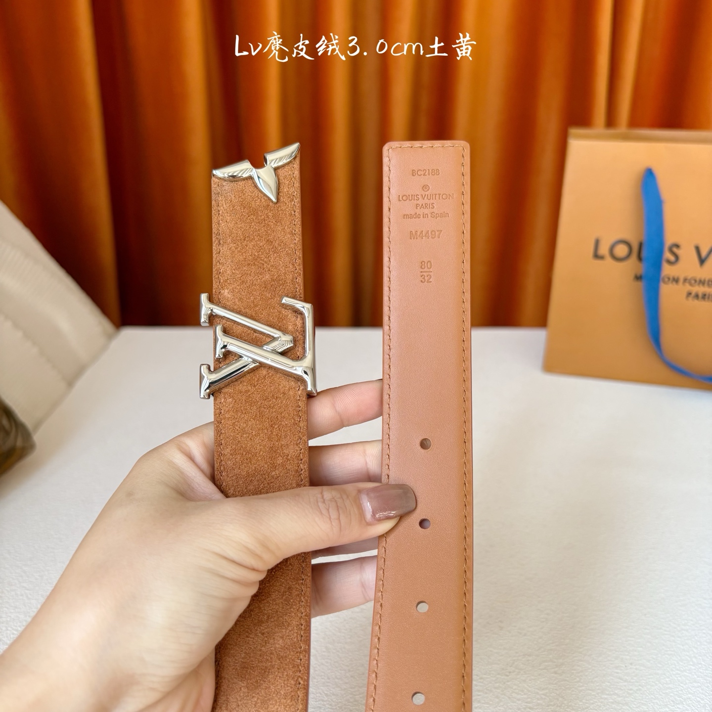 这款LV腰带是对该品牌创造力的致敬。其设计特色包括LV Initiales扣和末端采用优雅切割的Mono