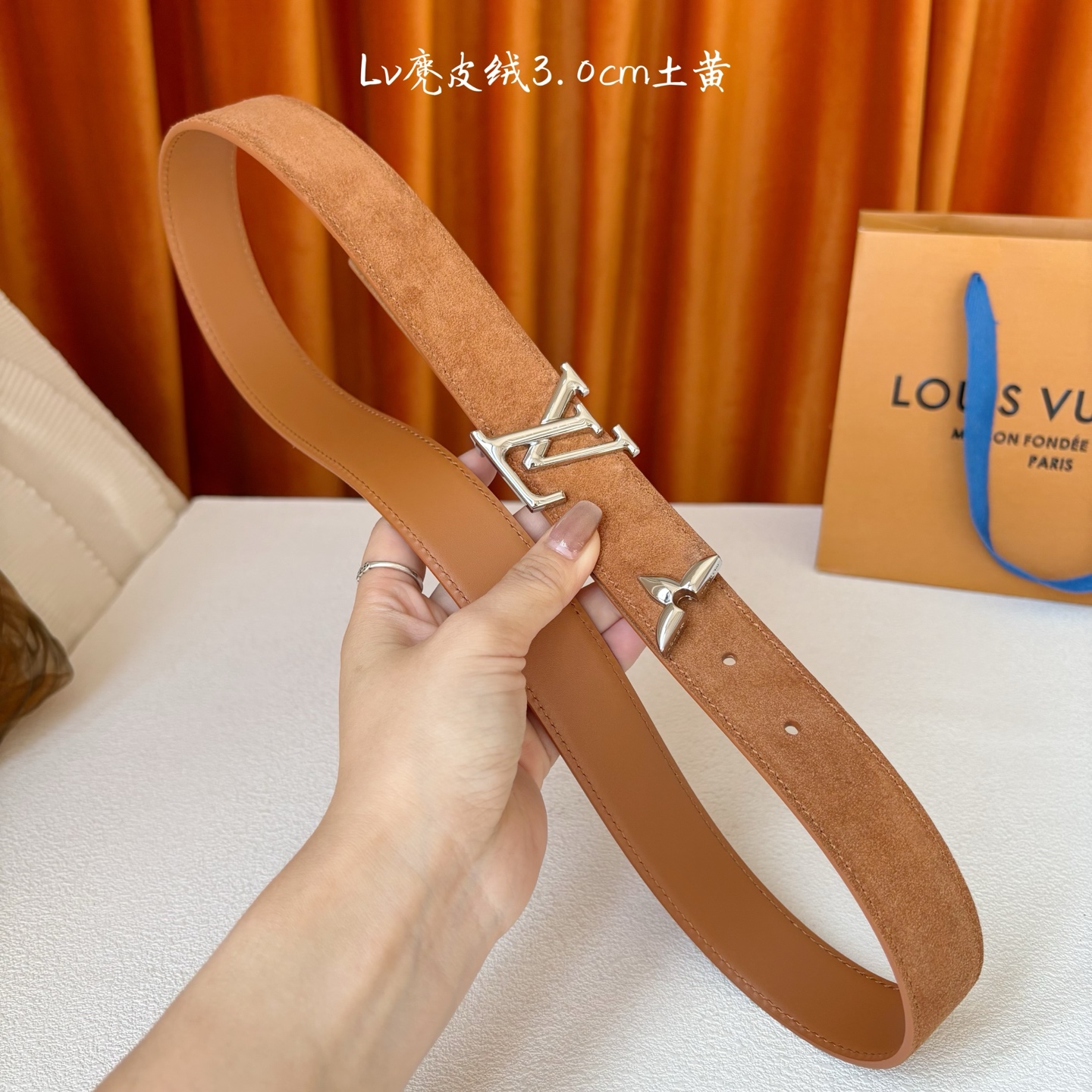 这款LV腰带是对该品牌创造力的致敬。其设计特色包括LV Initiales扣和末端采用优雅切割的Mono