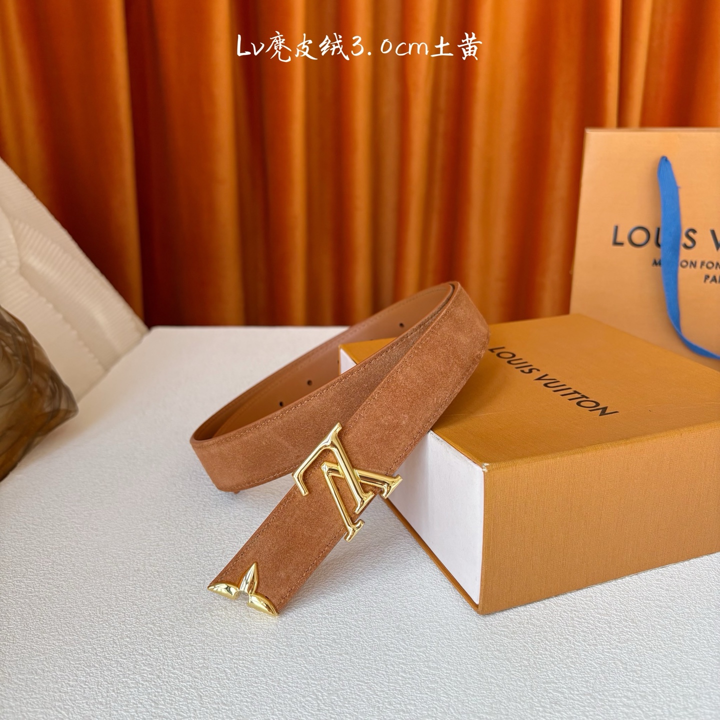 这款LV腰带是对该品牌创造力的致敬。其设计特色包括LV Initiales扣和末端采用优雅切割的Mono