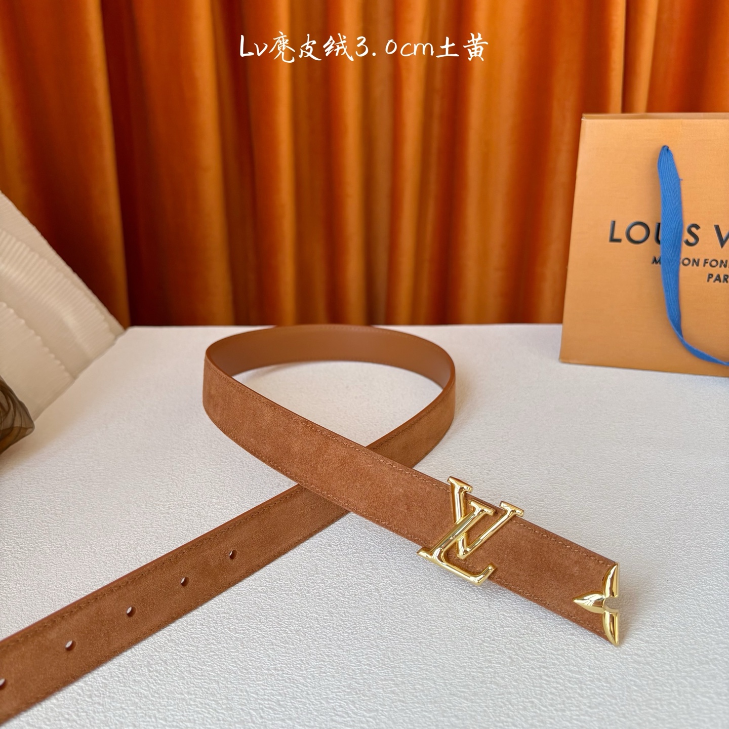 这款LV腰带是对该品牌创造力的致敬。其设计特色包括LV Initiales扣和末端采用优雅切割的Mono