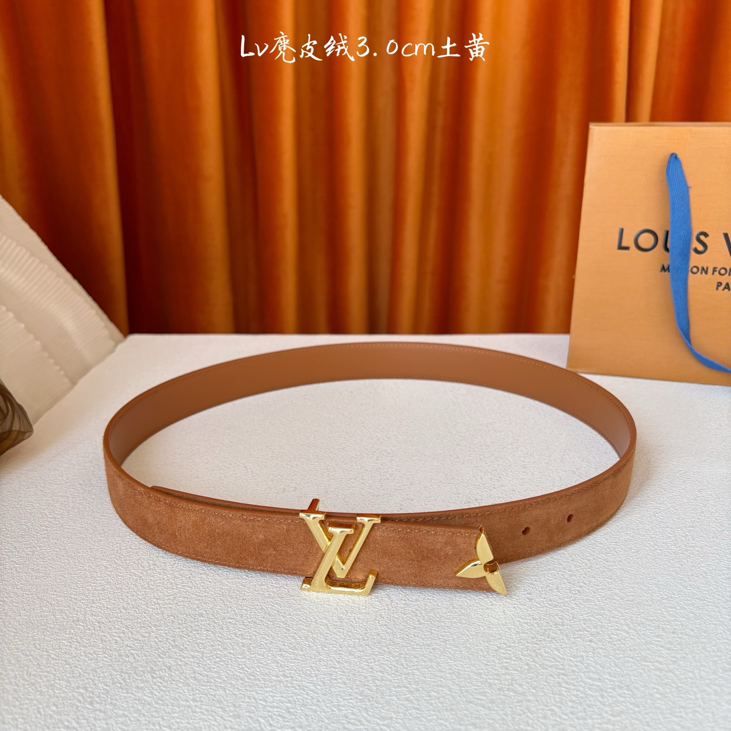 这款LV腰带是对该品牌创造力的致敬。其设计特色包括LV Initiales扣和末端采用优雅切割的Mono