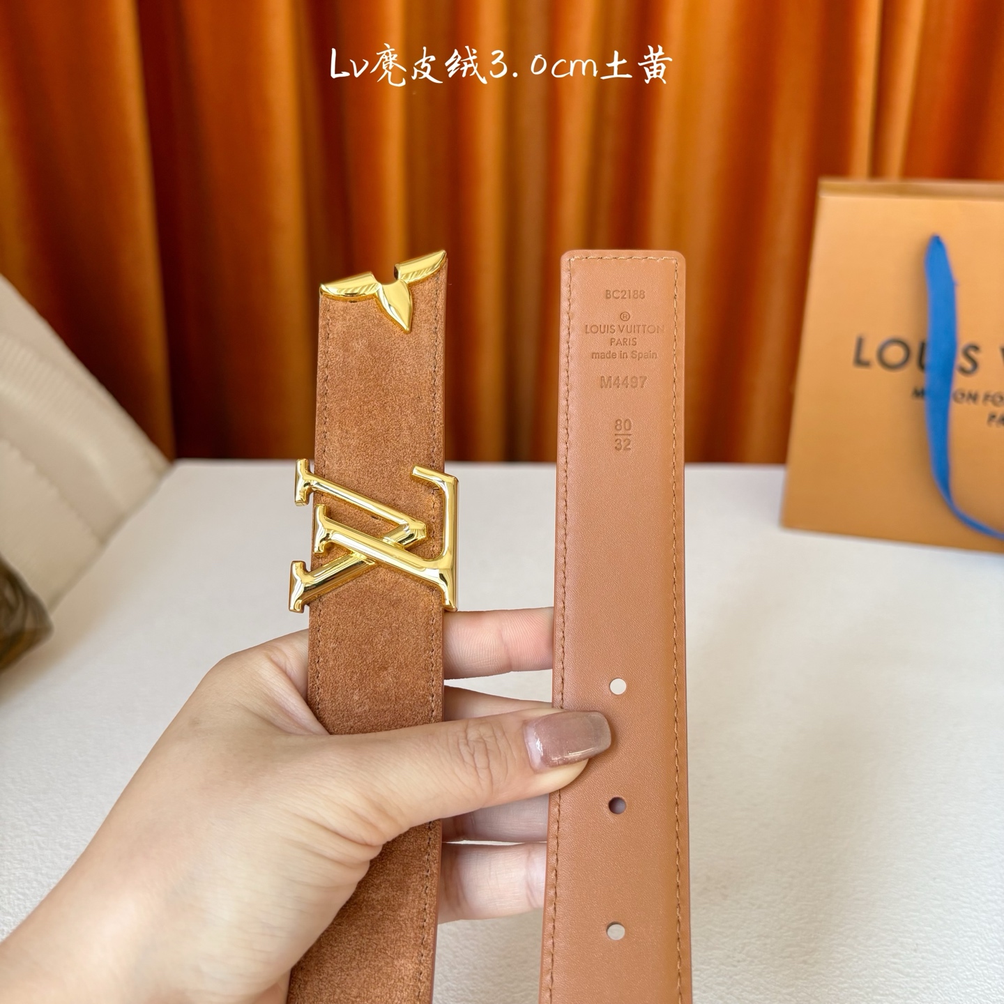 这款LV腰带是对该品牌创造力的致敬。其设计特色包括LV Initiales扣和末端采用优雅切割的Mono