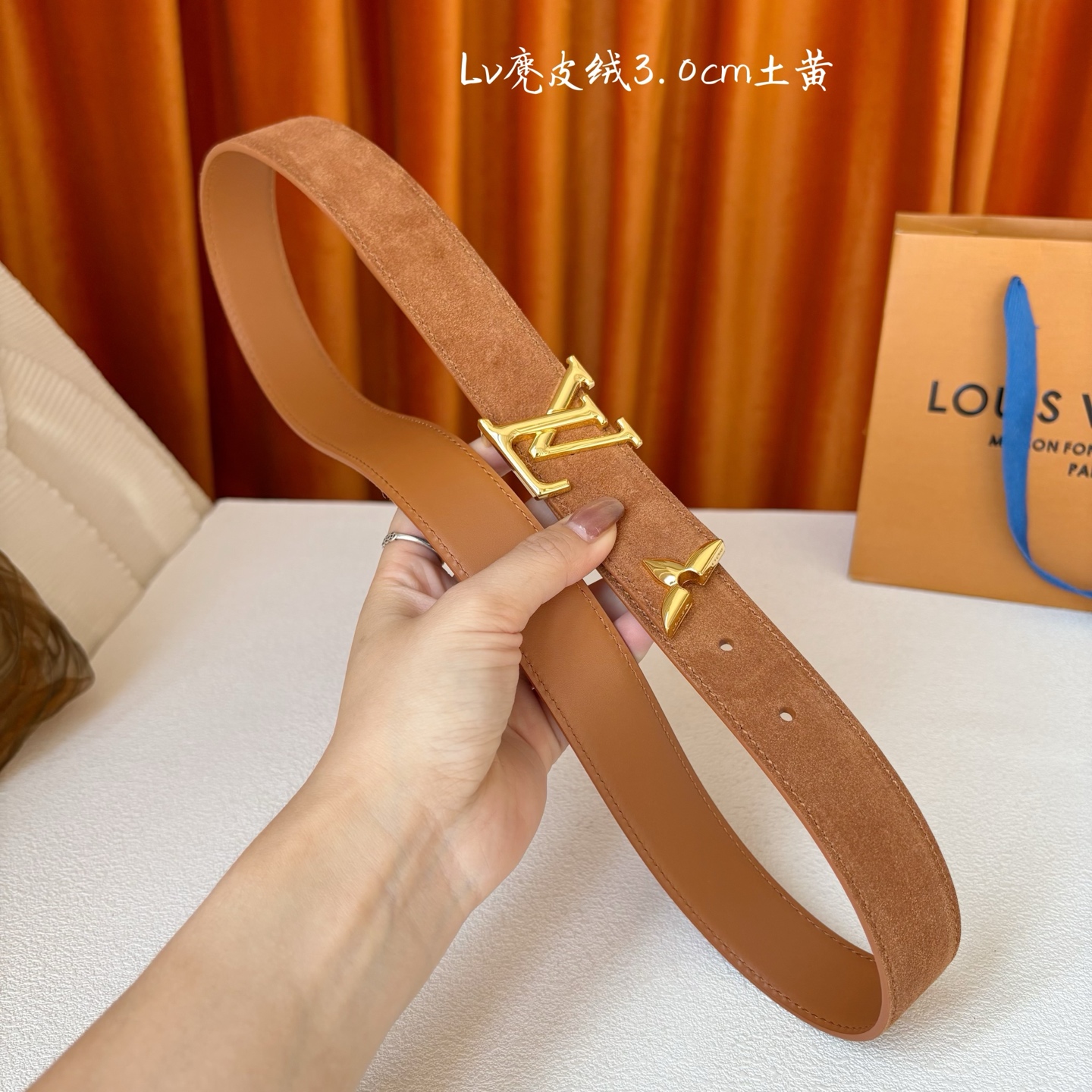 这款LV腰带是对该品牌创造力的致敬。其设计特色包括LV Initiales扣和末端采用优雅切割的Mono