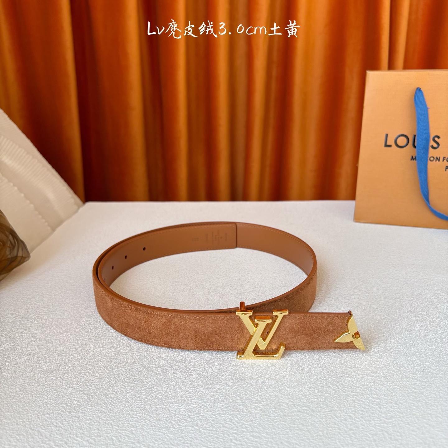 这款LV腰带是对该品牌创造力的致敬。其设计特色包括LV Initiales扣和末端采用优雅切割的Mono